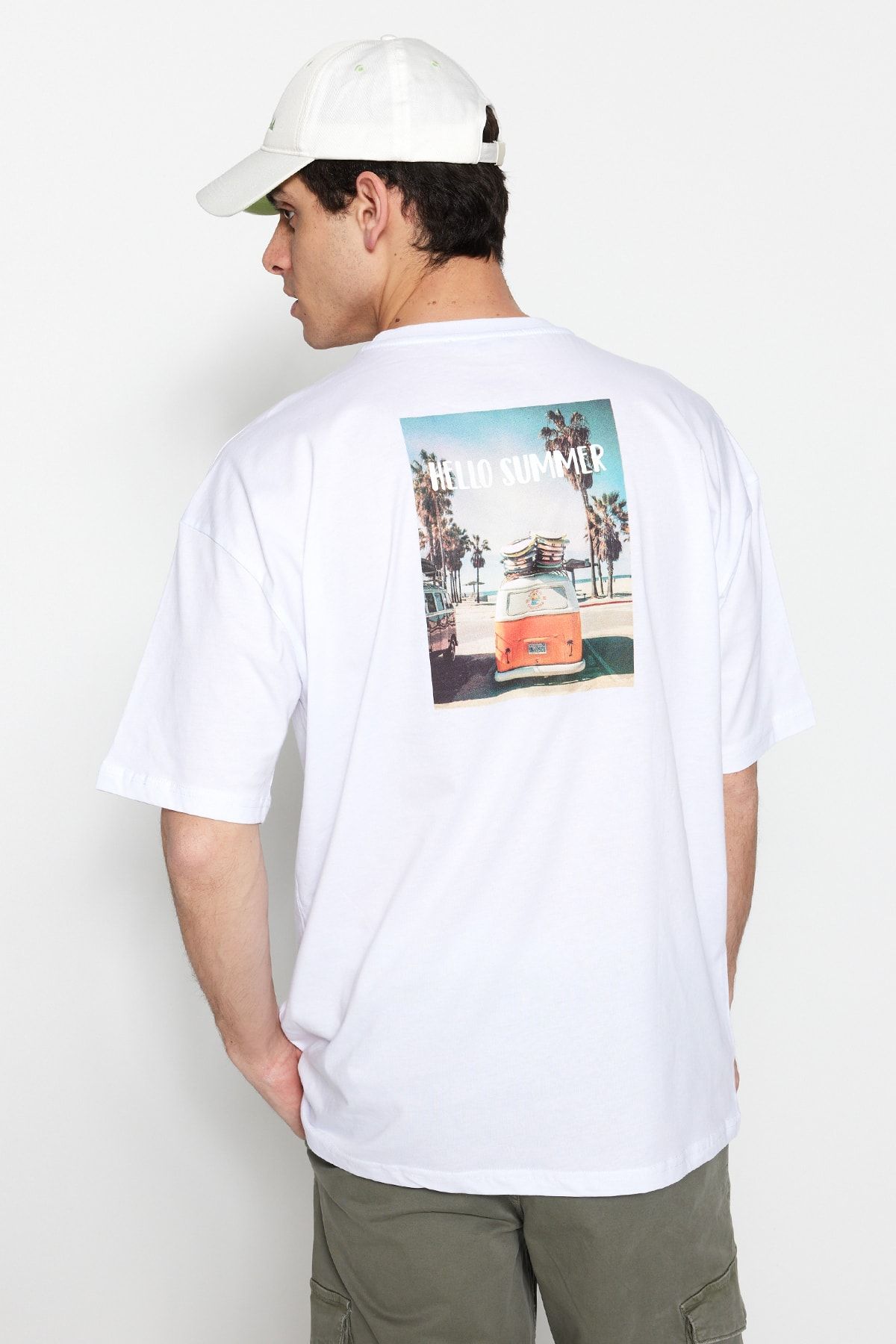 TRENDYOL MAN Beyaz  Oversize/Geniş Kesim Manzara Baskılı Kısa Kol %100 Pamuk T-Shirt TMNSS21TS0619