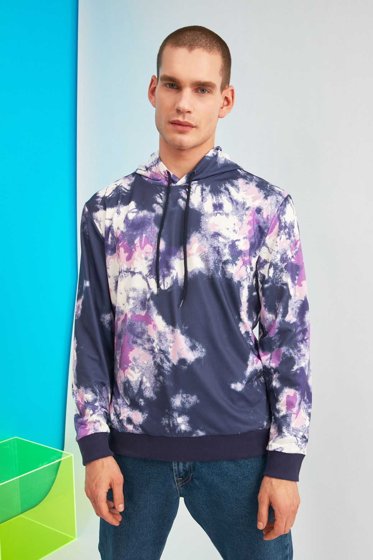 TRENDYOL MAN Çok Renkli Erkek Regular Fit Batik Kapüşonlu Sweatshirt TMNSS21SW0051