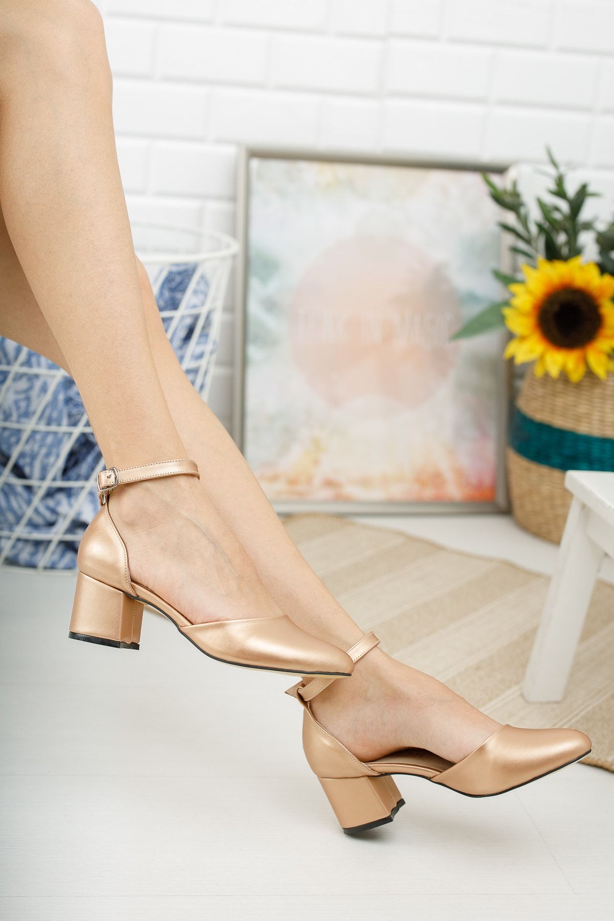 MERVE BAŞ ® Gold Cilt Bilekten Tek Bant Kalın Topuklu Klasik Ayakkabı