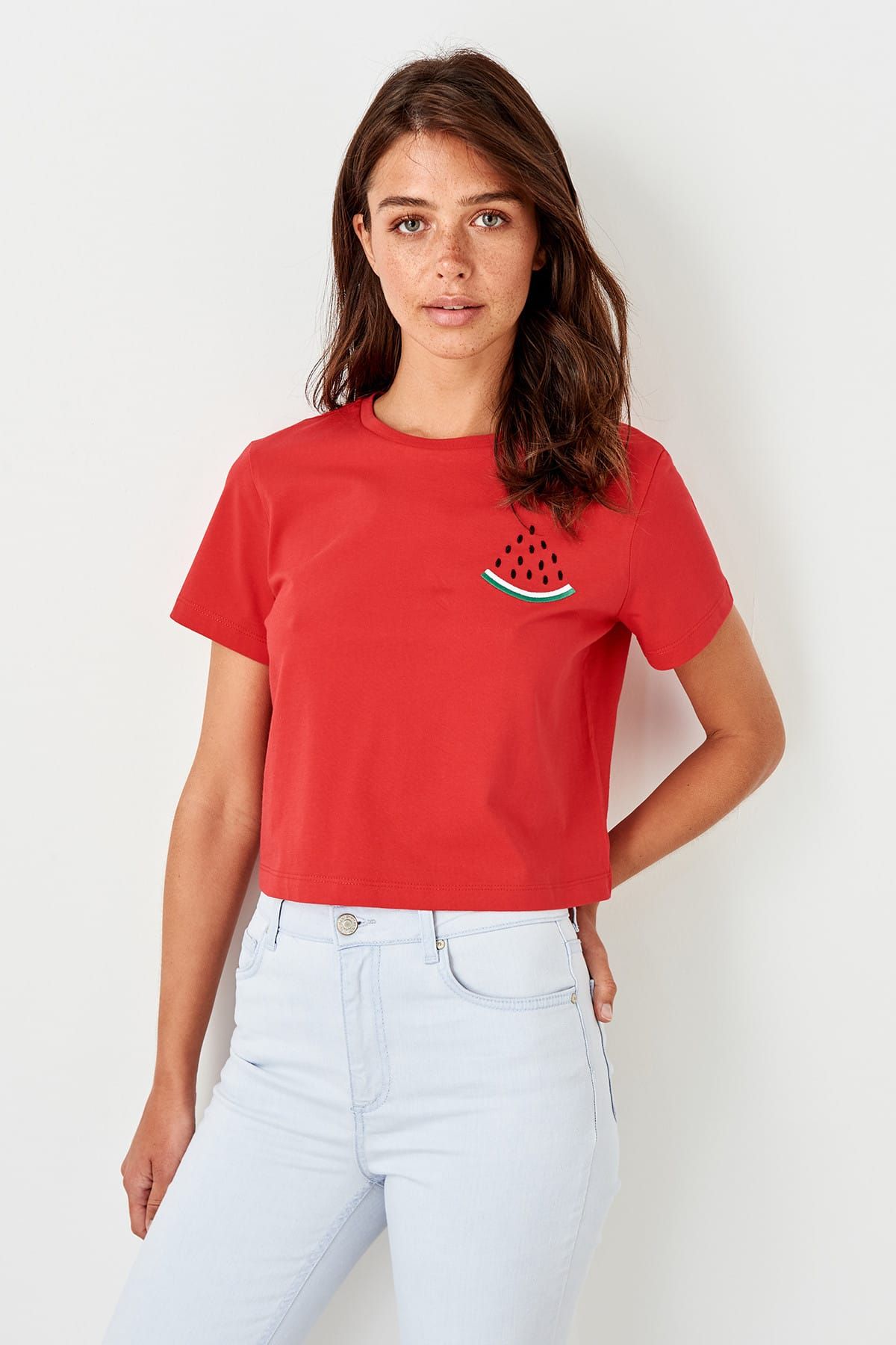 TRENDYOLMİLLA Kırmızı Nakışlı Crop Örme T-shirt TWOSS19PB0016