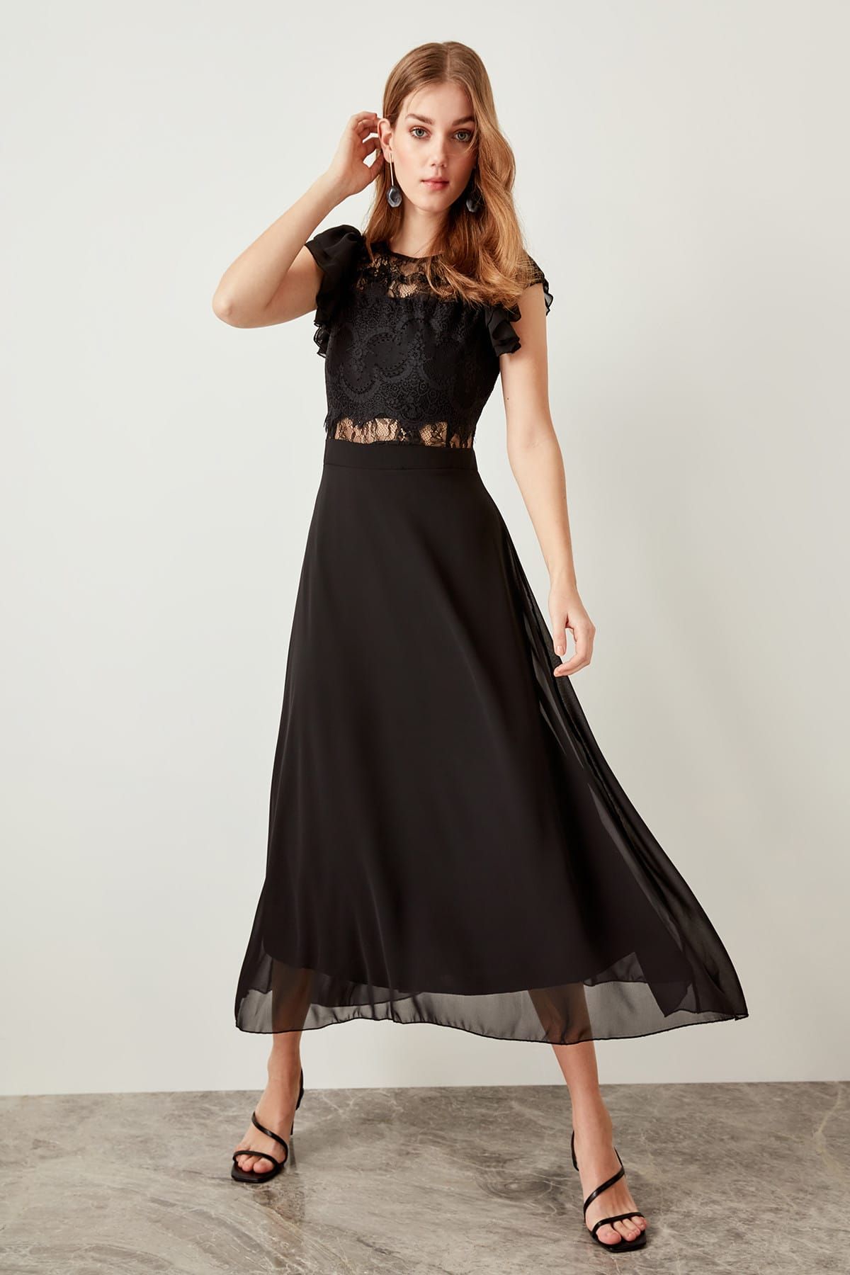 TRENDYOLMİLLA Siyah Dantel Detaylı Elbise TPRAW19FZ0204