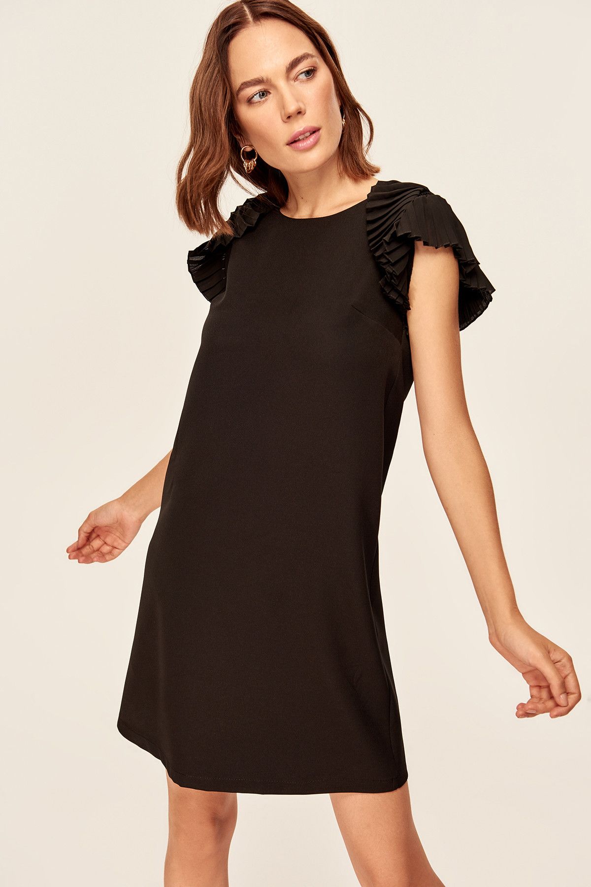 TRENDYOLMİLLA Siyah omuz detaylı elbise Elbise TOFAW19FG0019