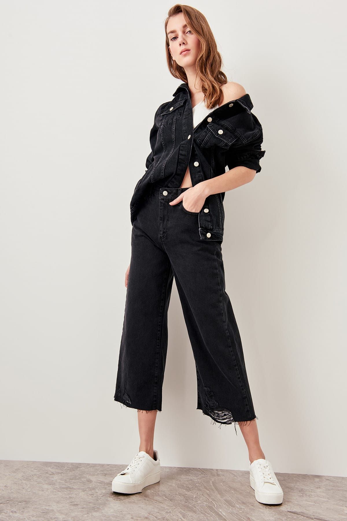 TRENDYOLMİLLA Siyah Yırtık Detaylı Yüksek Bel Culotte Jeans TCLSS19LR0115