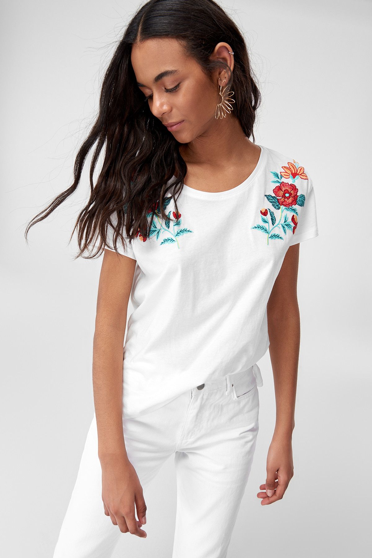 TRENDYOLMİLLA Beyaz Çiçek Nakışlı Örme T-Shirt TCLSS18FV0034