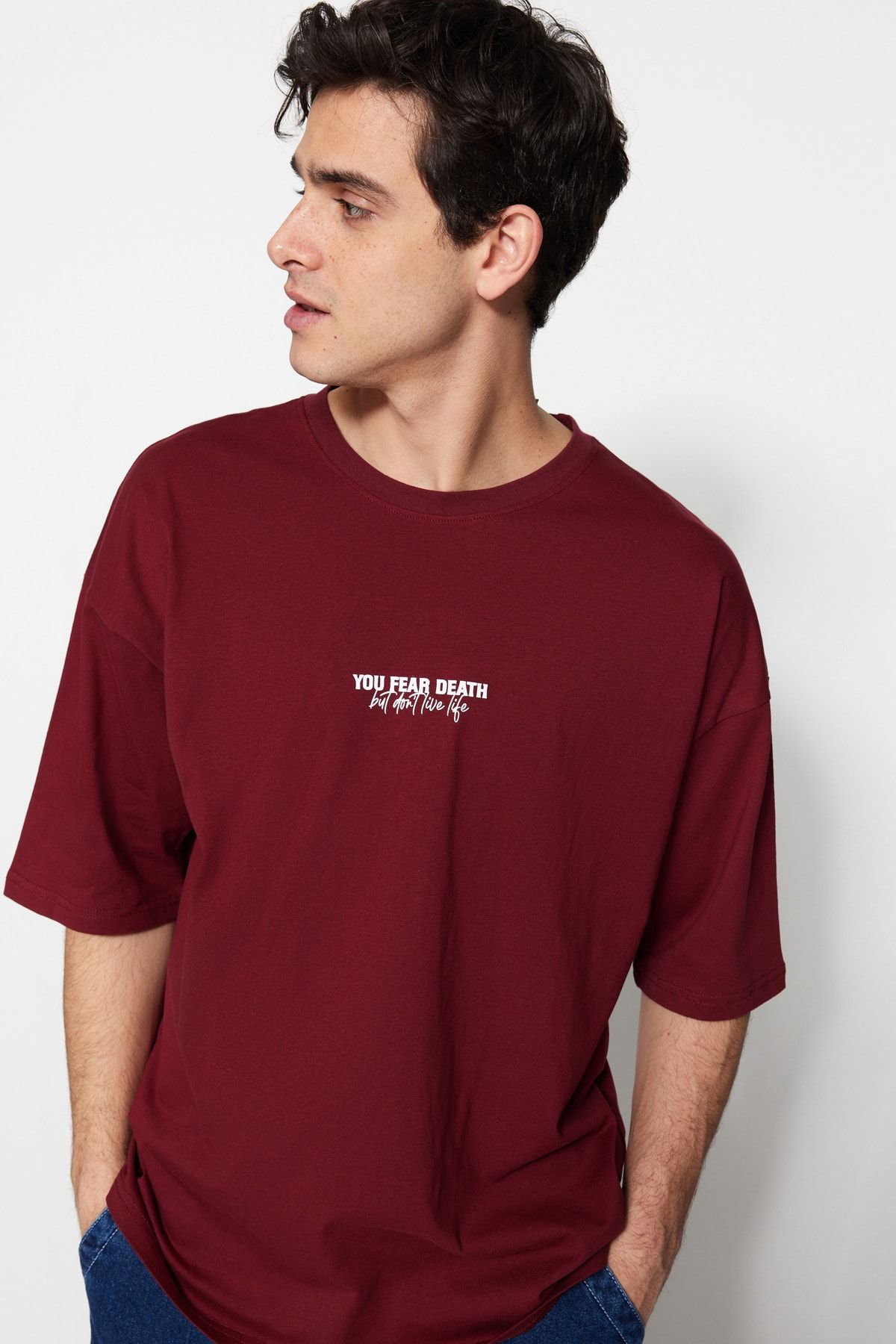 TRENDYOL MAN Bordo  Oversize/Geniş Kesim %100 Pamuk Minimal Yazı Baskılı T-Shirt TMNSS23TS00099