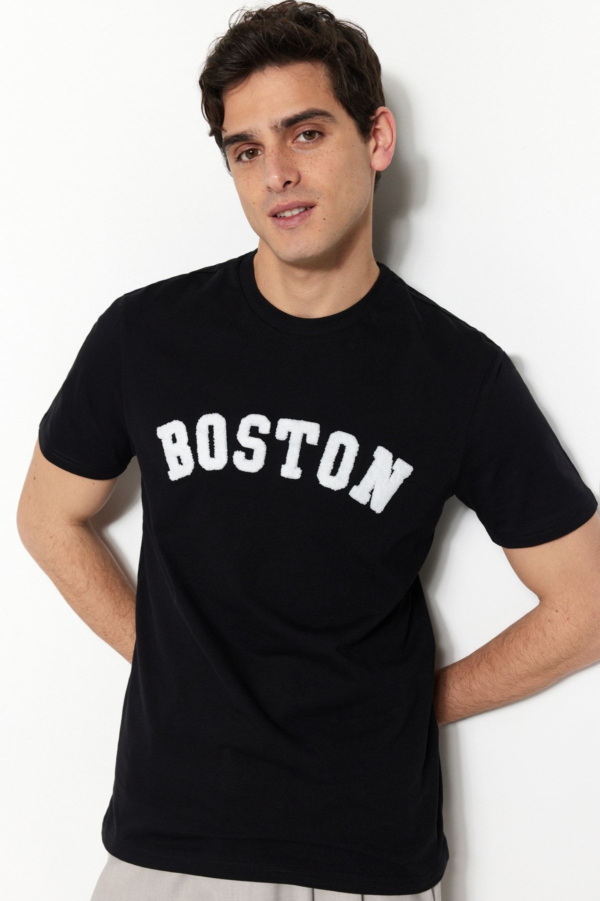 TRENDYOL MAN Siyah Erkek Slim Bisiklet Yaka Kısa Kollu Boston Süzene Nakışlı %100 Pamuk T-Shirt TMNSS20TS1311