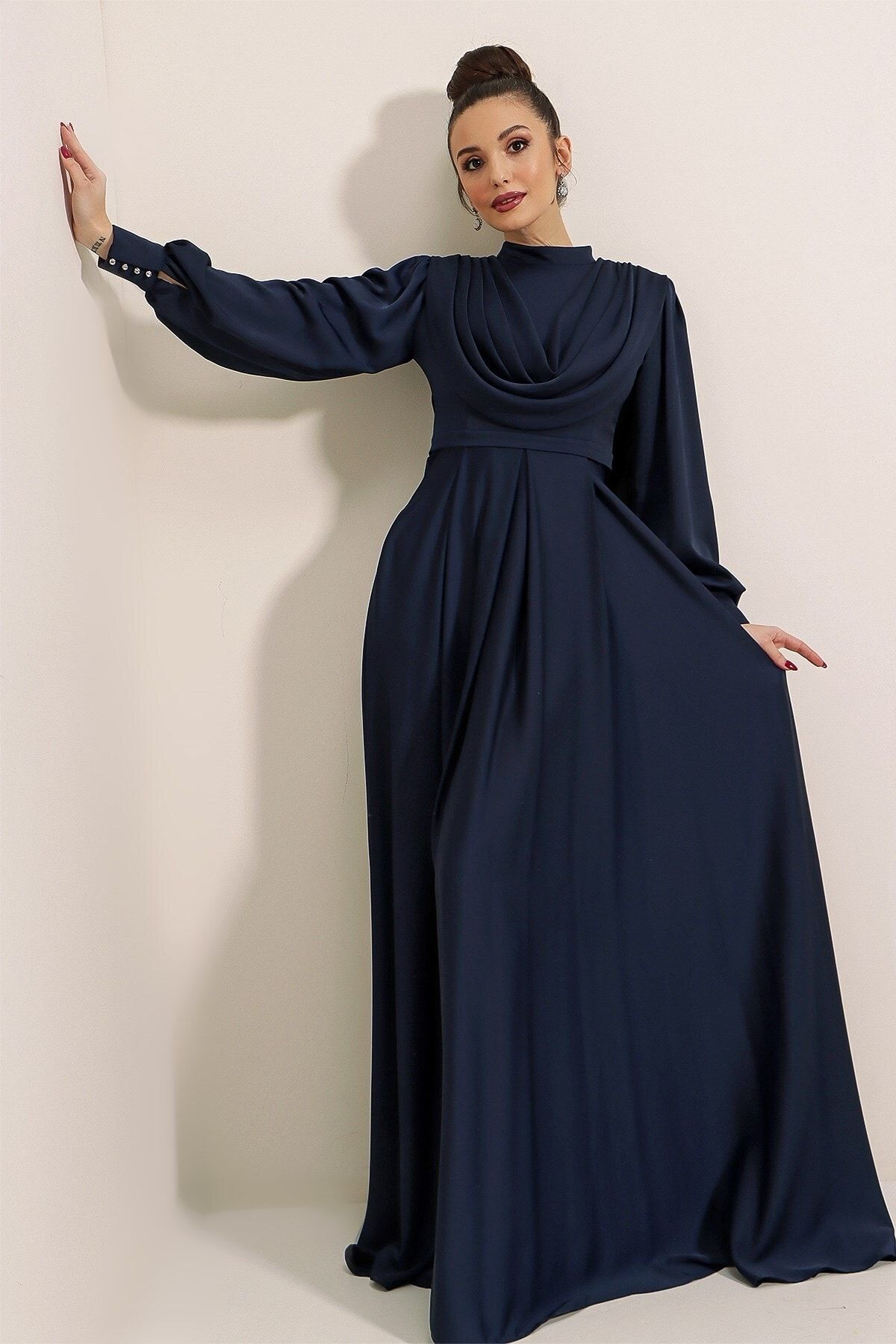 By Saygı Önü Dökümlü Kolları Düğme Detaylı Astarlı Uzun Saten Elbise Lacivert