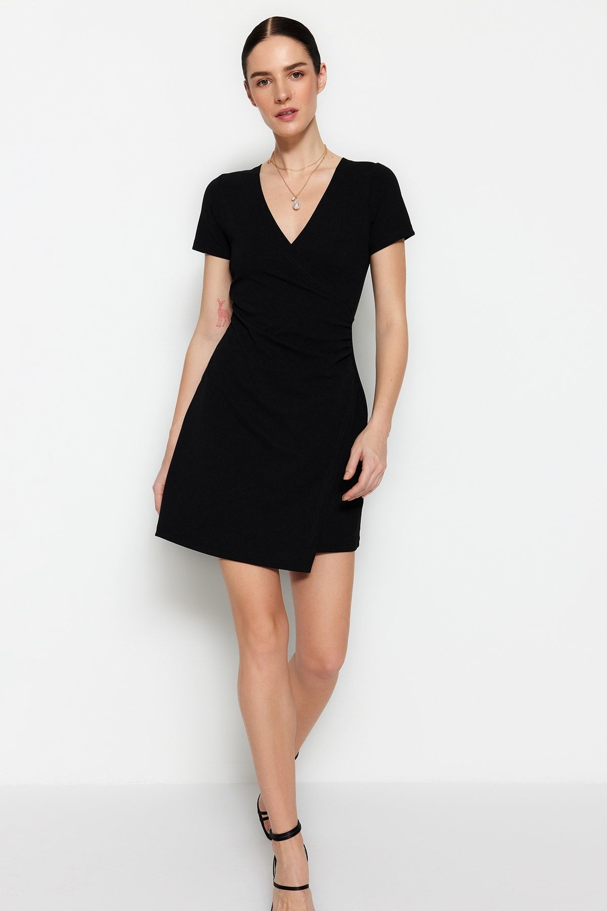 TRENDYOLMİLLA Siyah Kruvaze Yaka A-Line Krep Mini Smart Örme Elbise TWOSS23EL01703