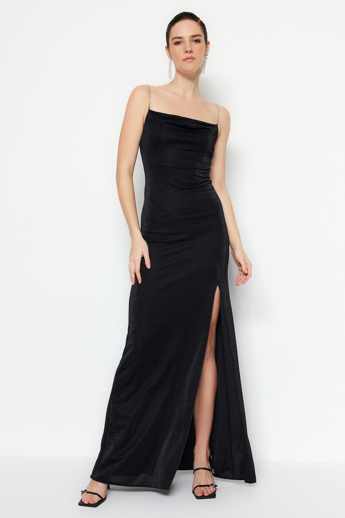 TRENDYOLMİLLA Siyah Astarlı Örme Parıltılı Aksesuarlı Uzun Gece Abiye Elbisesi TPRSS19UT0102