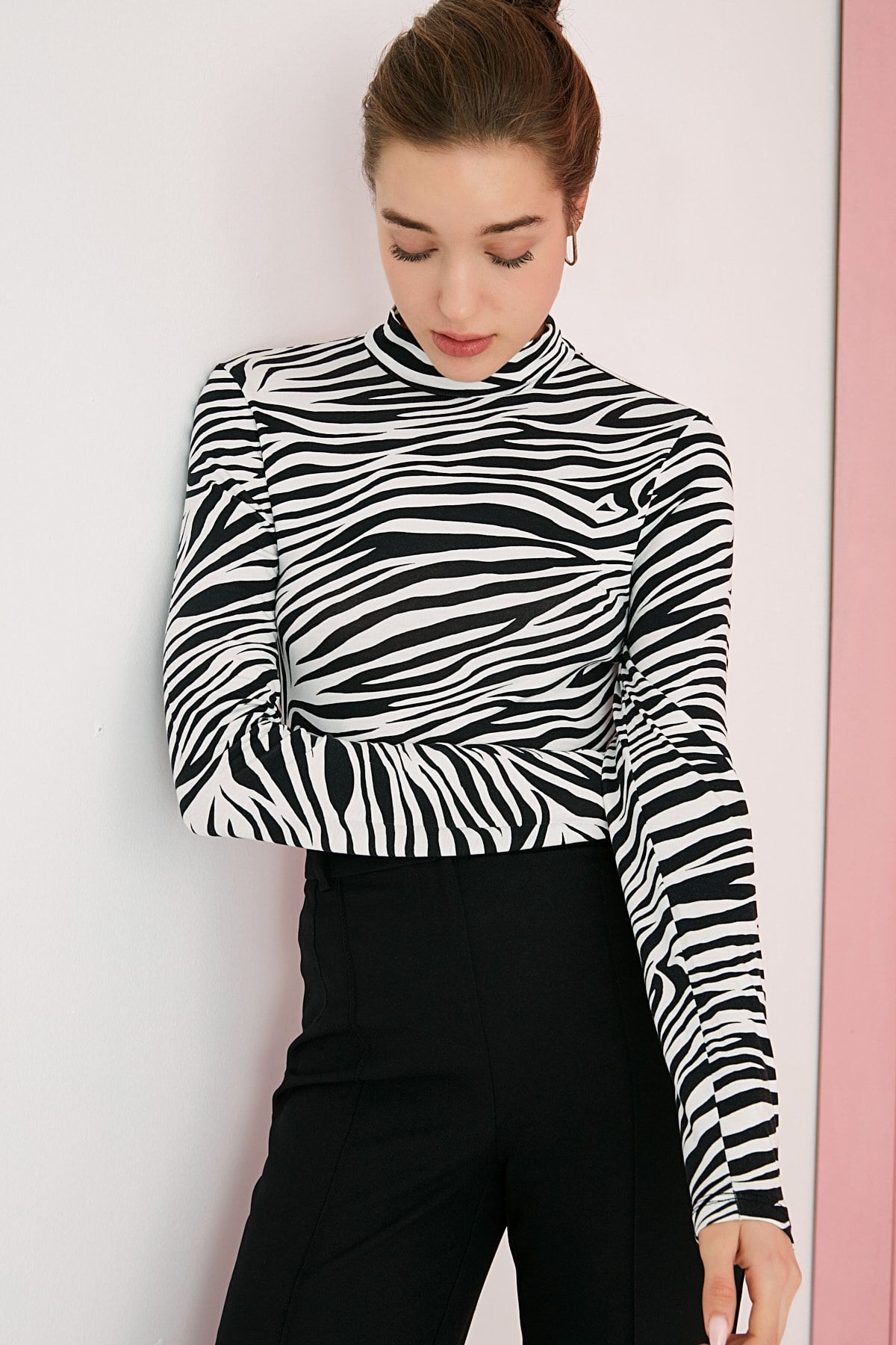 Ladima Kadın Siyah Beyaz Zebra Desenli Yarım Balıkçı Yaka Bluz