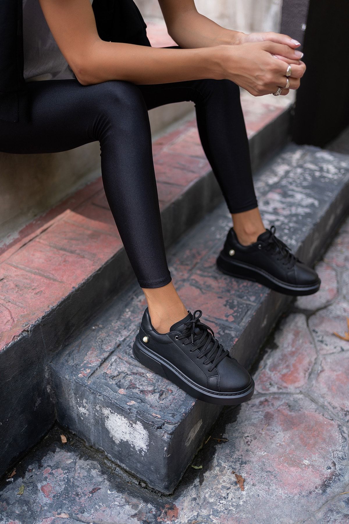 Madamra Siyah Kadın Yuvarlak Burunlu Inci Detaylı Önden Bağcıklı Sneaker
