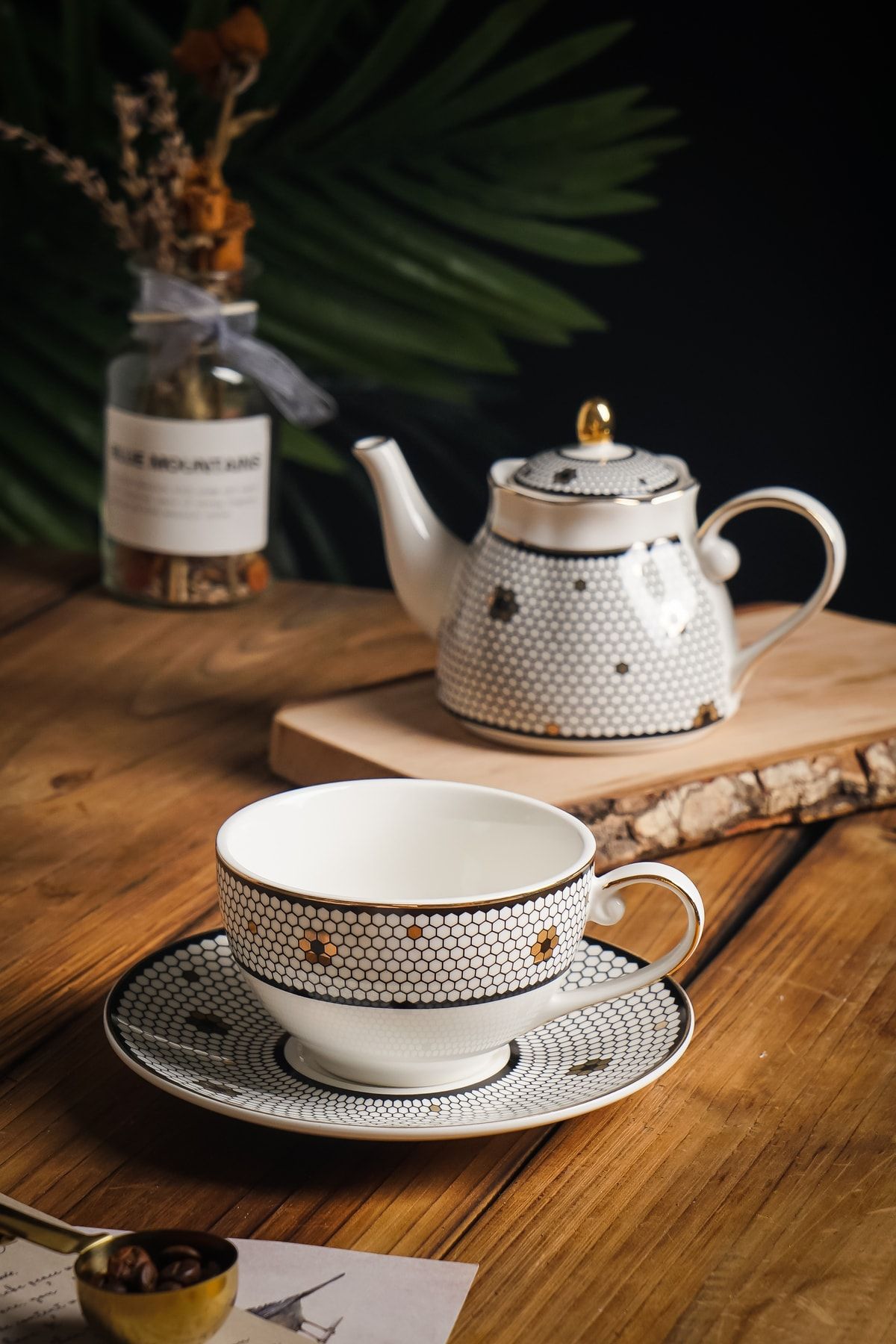 Vadi 4 Parça Emillia Altıgen Gold Desenli Çay Ve Kahve Fincanı + Porselen Demlik Seti