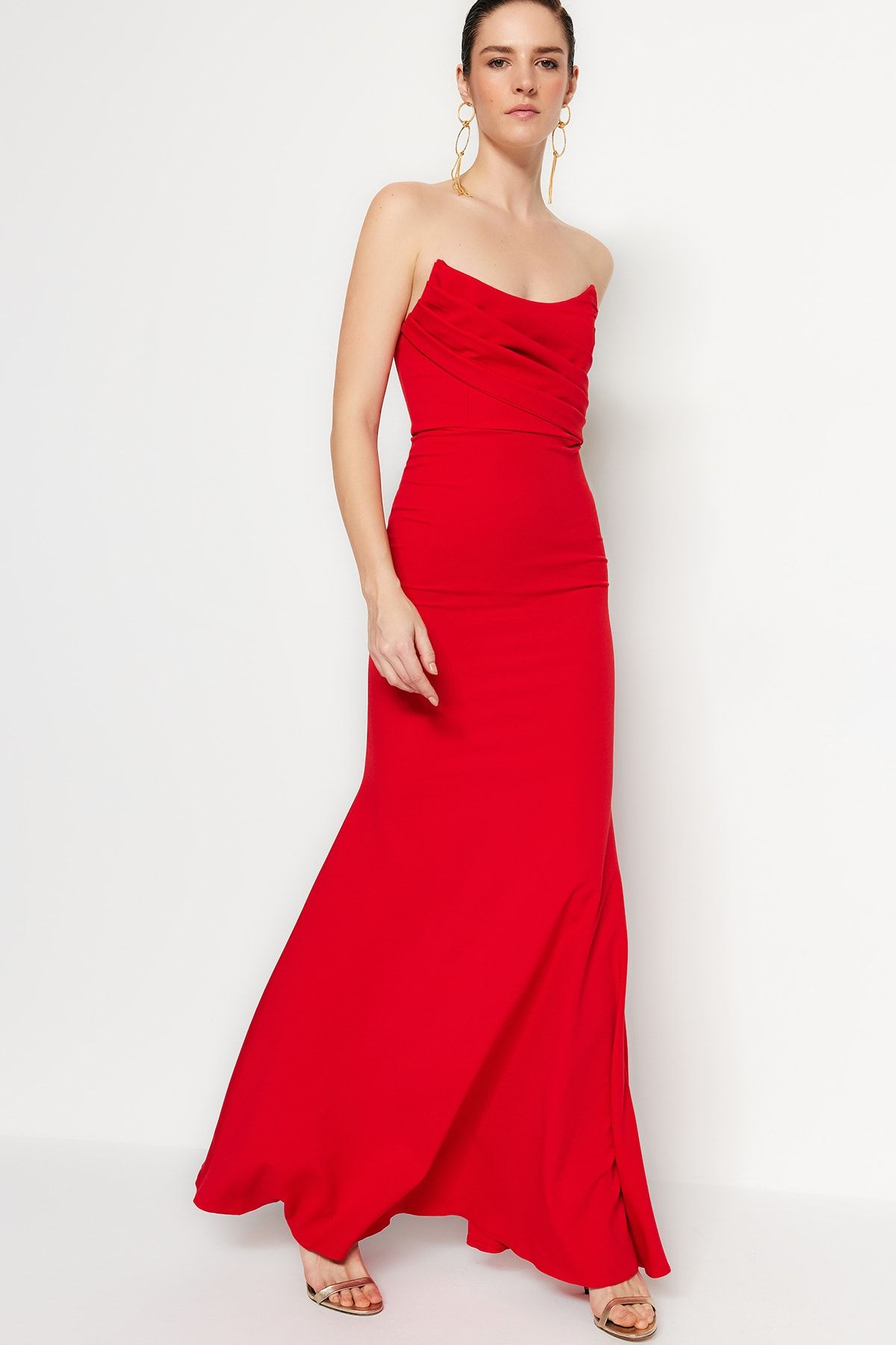 TRENDYOLMİLLA Kırmızı Yaka Detaylı Uzun Gece Abiye Elbise TPRSS21AE0121