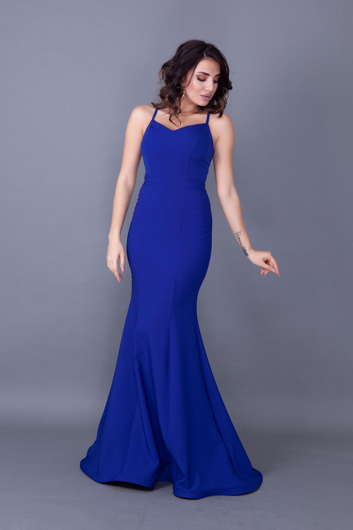 bayansepeti Esnek Atlas Kumaş Sırt Dekolteli Bağlama Detaylı Askılı Balık Model Saks Mavi Maxi Abiye Elbise 349