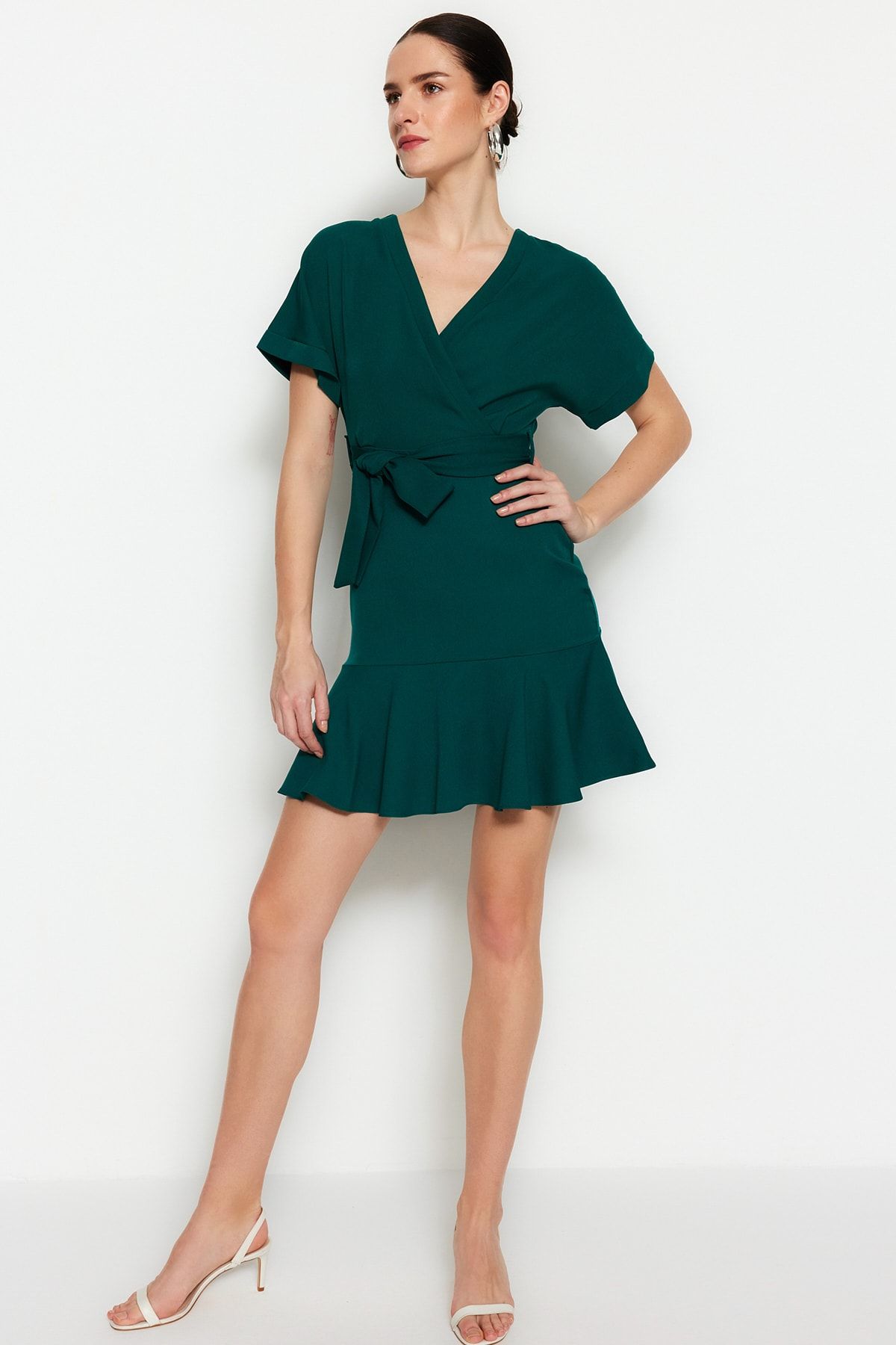 TRENDYOLMİLLA Yeşil Kuşaklı A Kesim Eteği Fırfırlı Mini Dokuma Elbise TWOSS20EL0944