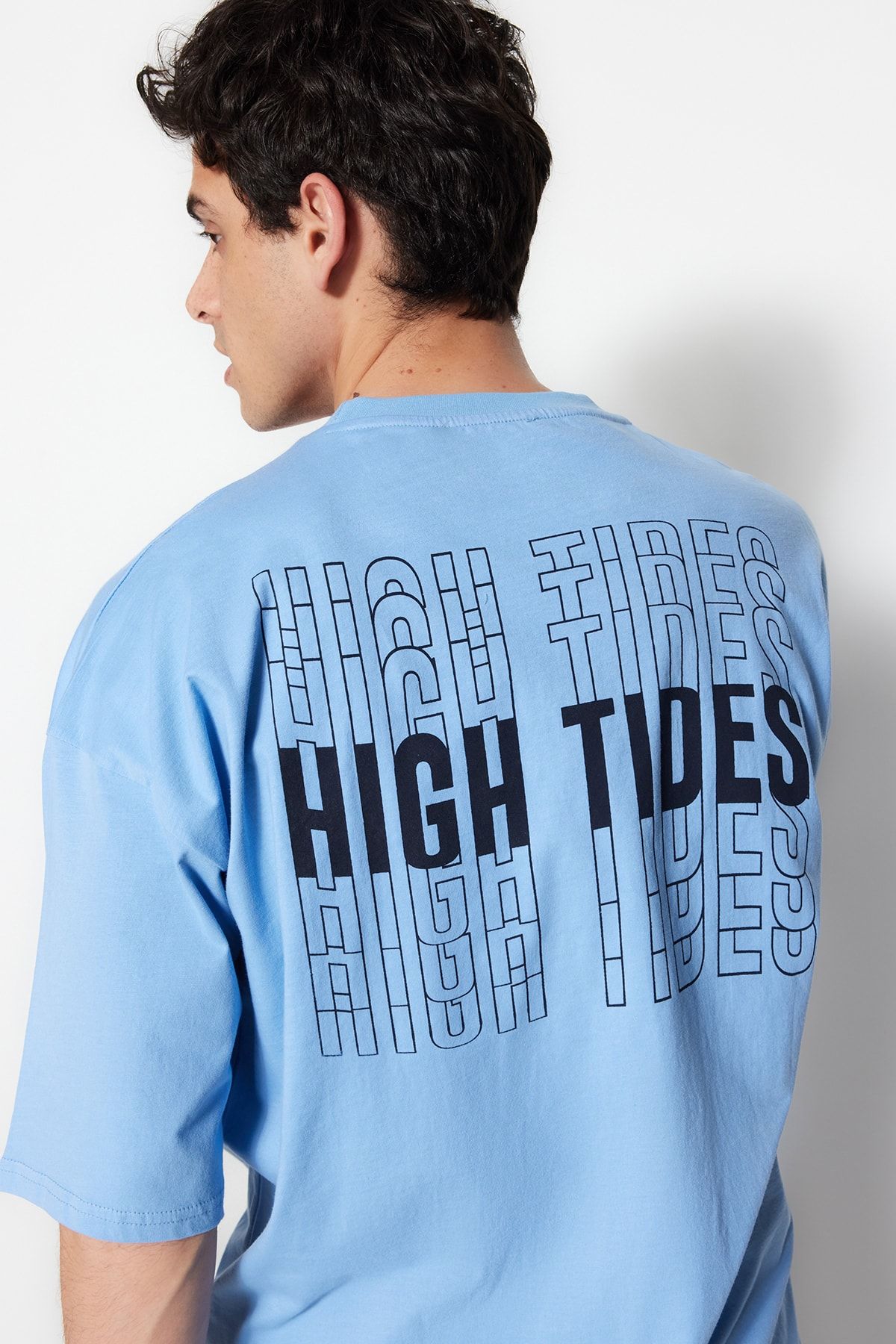 TRENDYOL MAN Mavi  Oversize/Geniş Kesim Yazı Baskılı Kısa Kol %100 Pamuk T-Shirt TMNSS21TS1698