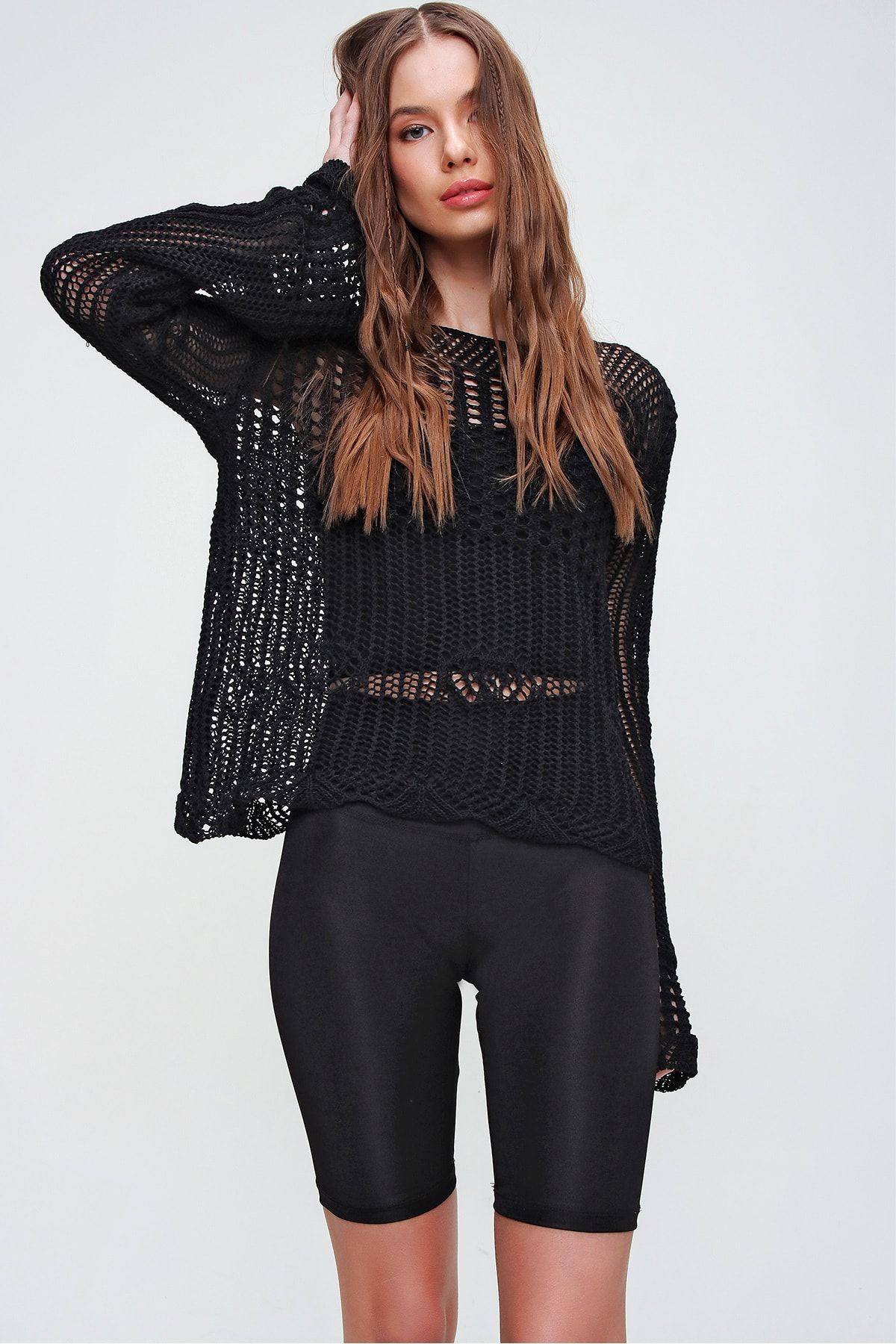 Trend Alaçatı Stili Kadın Siyah Kayık Yaka Suni Deri Delik Ajurlu Bluz ALC-X5914