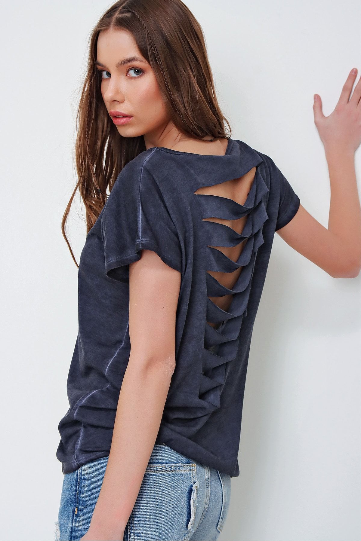 Trend Alaçatı Stili Kadın İndigo Lazer Kesimli Yağ Yıkamalı T-Shirt MDA-1118
