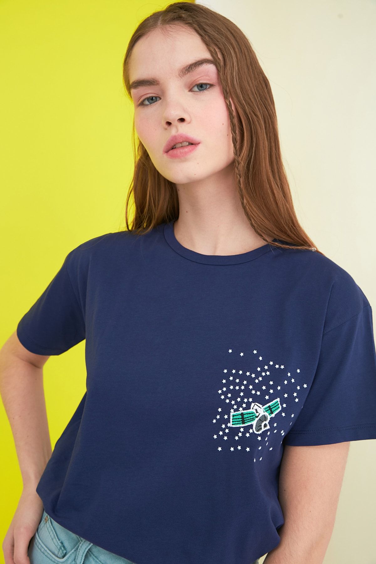 TRENDYOLMİLLA Lacivert Baskılı Semifitted Örme T-Shirt TWOSS21TS0844