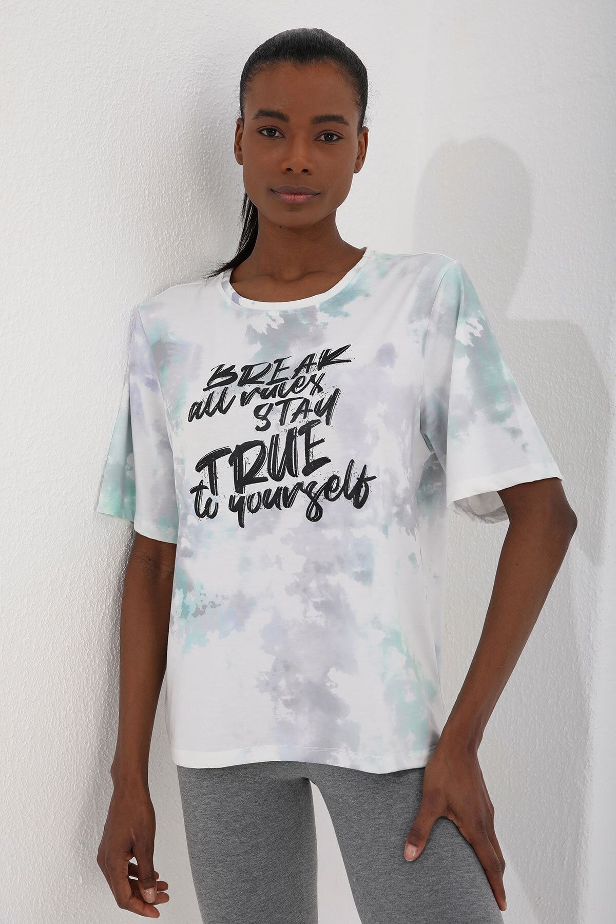 TOMMY LIFE Yeşil Kadın Yazı Baskılı Batik Desenli Oversize O Yaka T-shirt - 97125