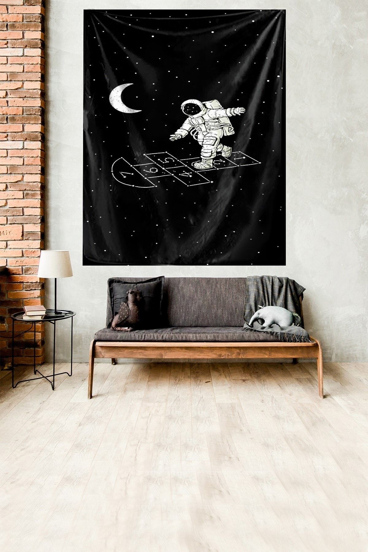 on the clouds Uzayda Seksek Oynayan Astronot Leke Tutmaz Kadife Kumaş Duvar Örtüsü Duvar Halısı Tapestry
