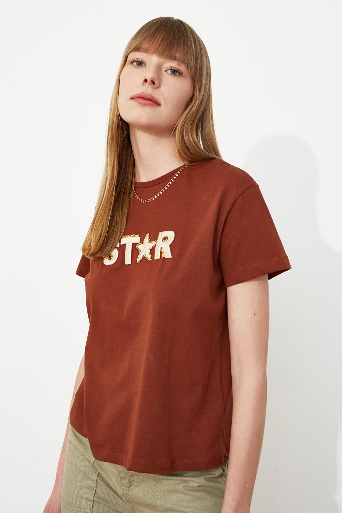 TRENDYOLMİLLA Kahverengi Nakışlı Semifitted Örme T-Shirt TWOSS20TS0039
