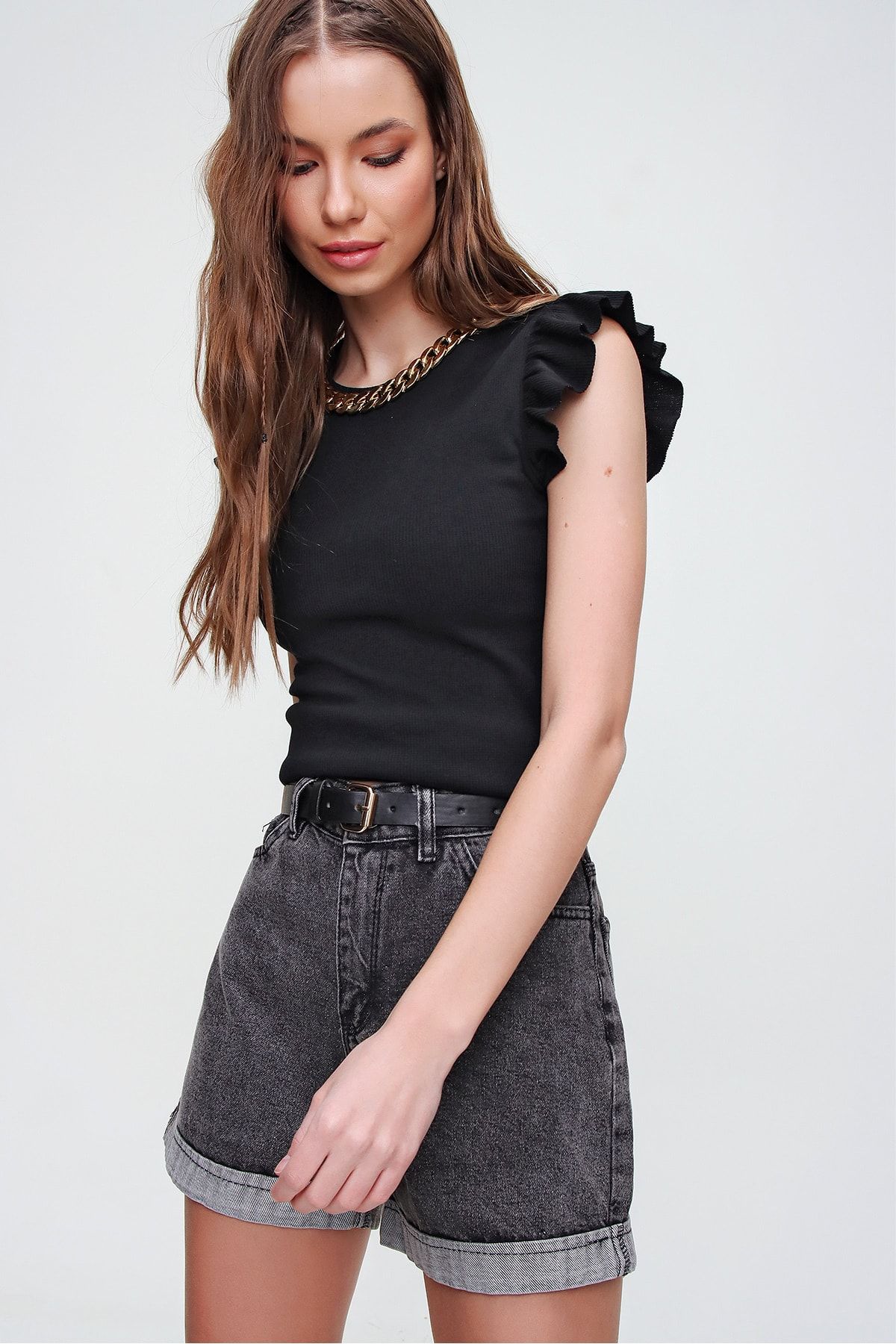 Trend Alaçatı Stili Kadın Siyah Metal Aksesuarlı Kolu Fırfırlı Kaşkorse Bluz ALC-X5918