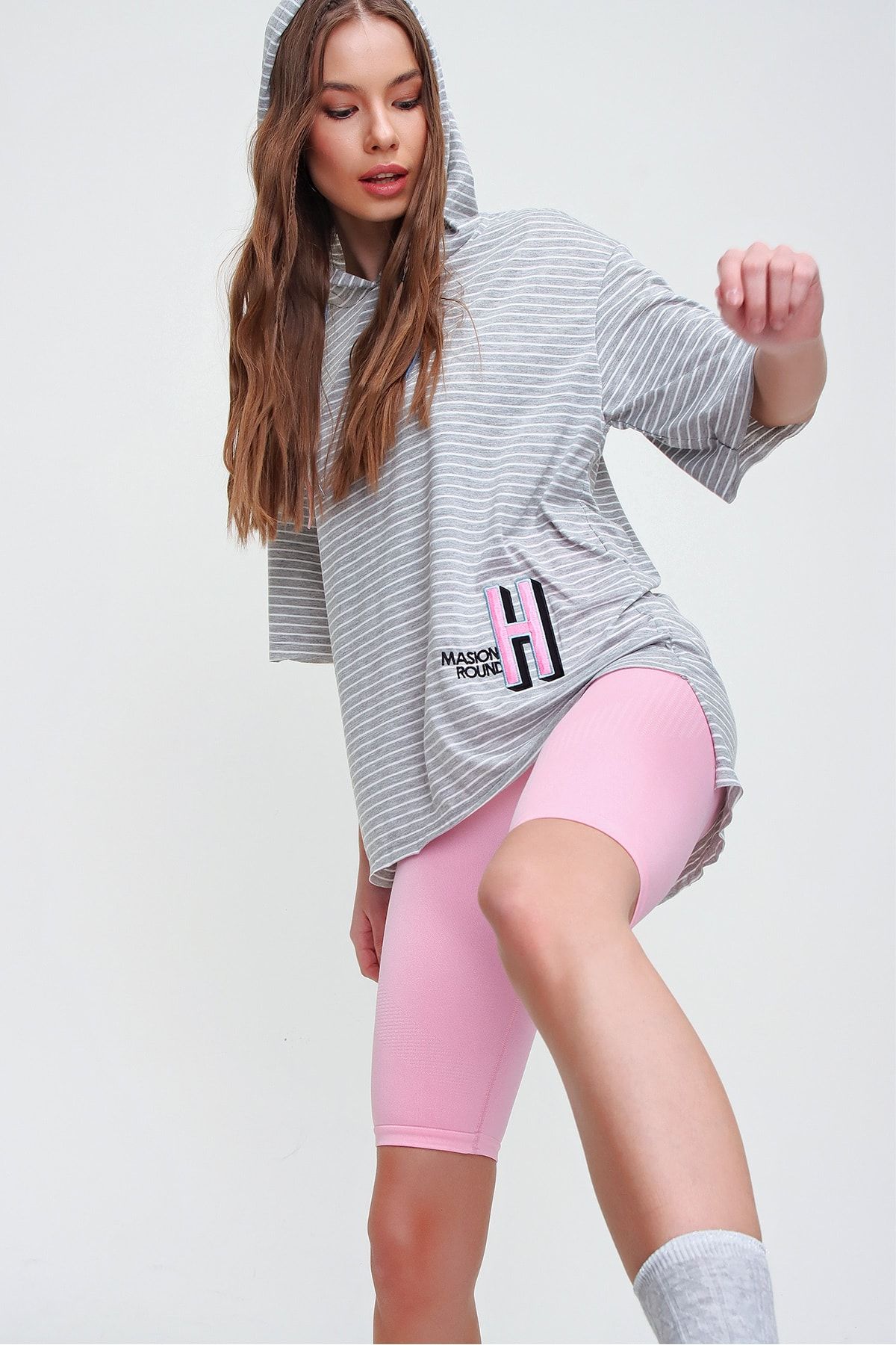 Trend Alaçatı Stili Kadın Grimelanj Kapüşonlu Çizgili Nakış İşlemeli Oversize T-Shirt ALC-X5909