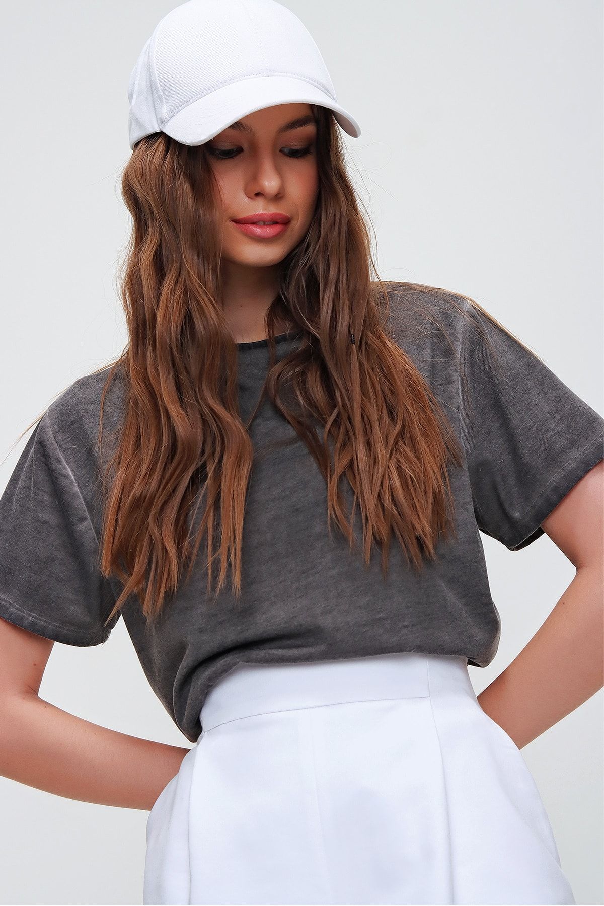 Trend Alaçatı Stili Kadın Antrasit Lazer Kesimli Yağ Yıkamalı T-Shirt MDA-1117