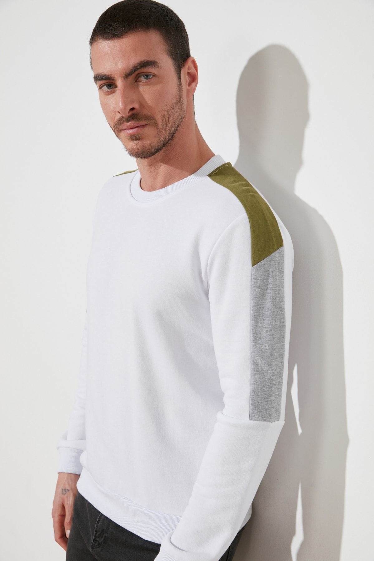 TRENDYOL MAN Beyaz Erkek Regular Fit Panelli Sweatshirt TMNSS20SW0004