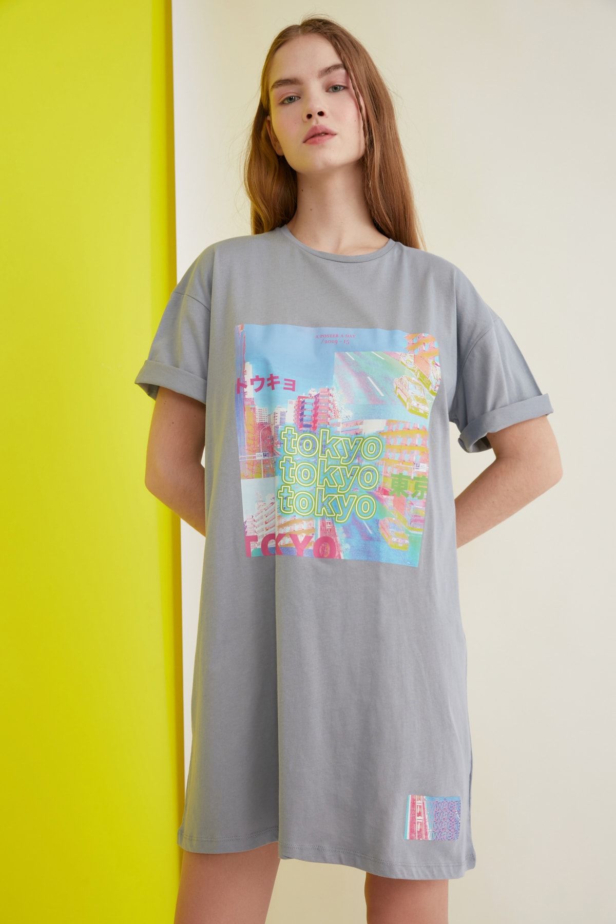 TRENDYOLMİLLA Gri Baskılı Örme T-shirt Elbise TWOSS21EL1371