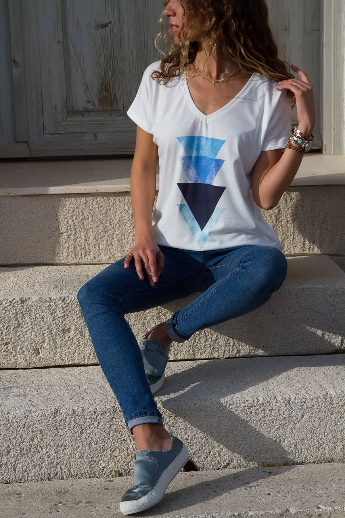 Trend Alaçatı Stili Kadın Ekru Geometrik Baskılı V Yaka T-shirt FME-1608