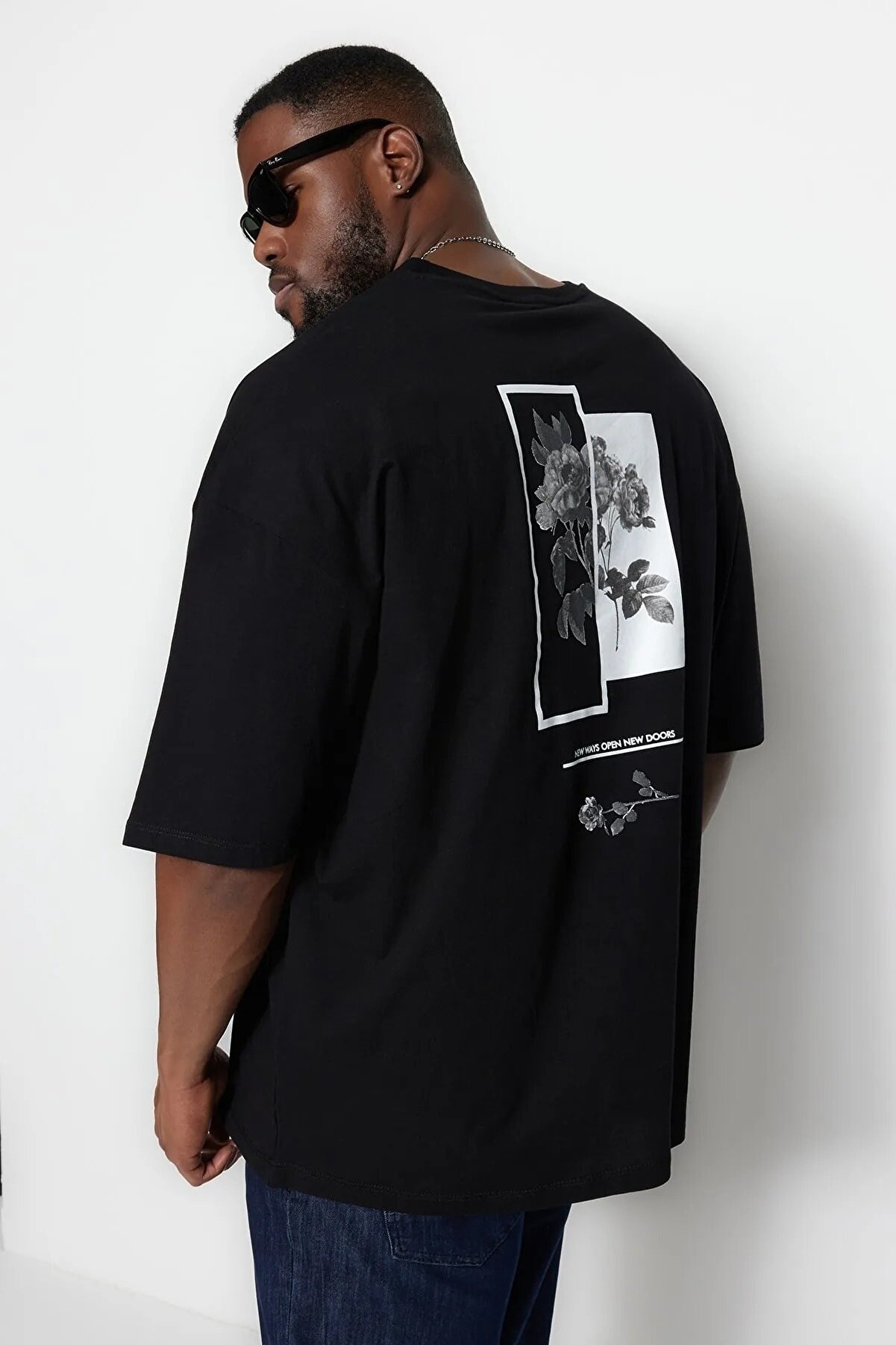 TRENDYOL MAN Siyah  Büyük Beden Oversize/Geniş Kesim Rahat Çiçek Baskılı %100 Pamuklu T-Shirt TMNSS23TS00136