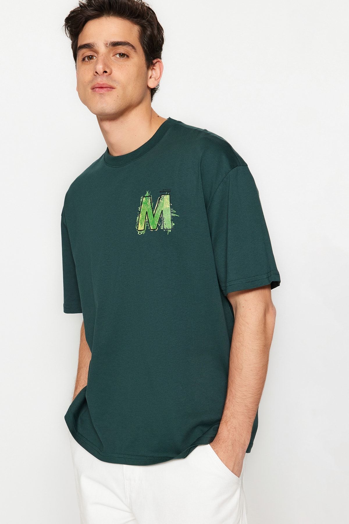 TRENDYOL MAN Zümrüt Yeşili  Relaxed/Rahat Kesim Kısa Kol Yazı Baskılı %100 Pamuk T-Shirt TMNSS23TS00144