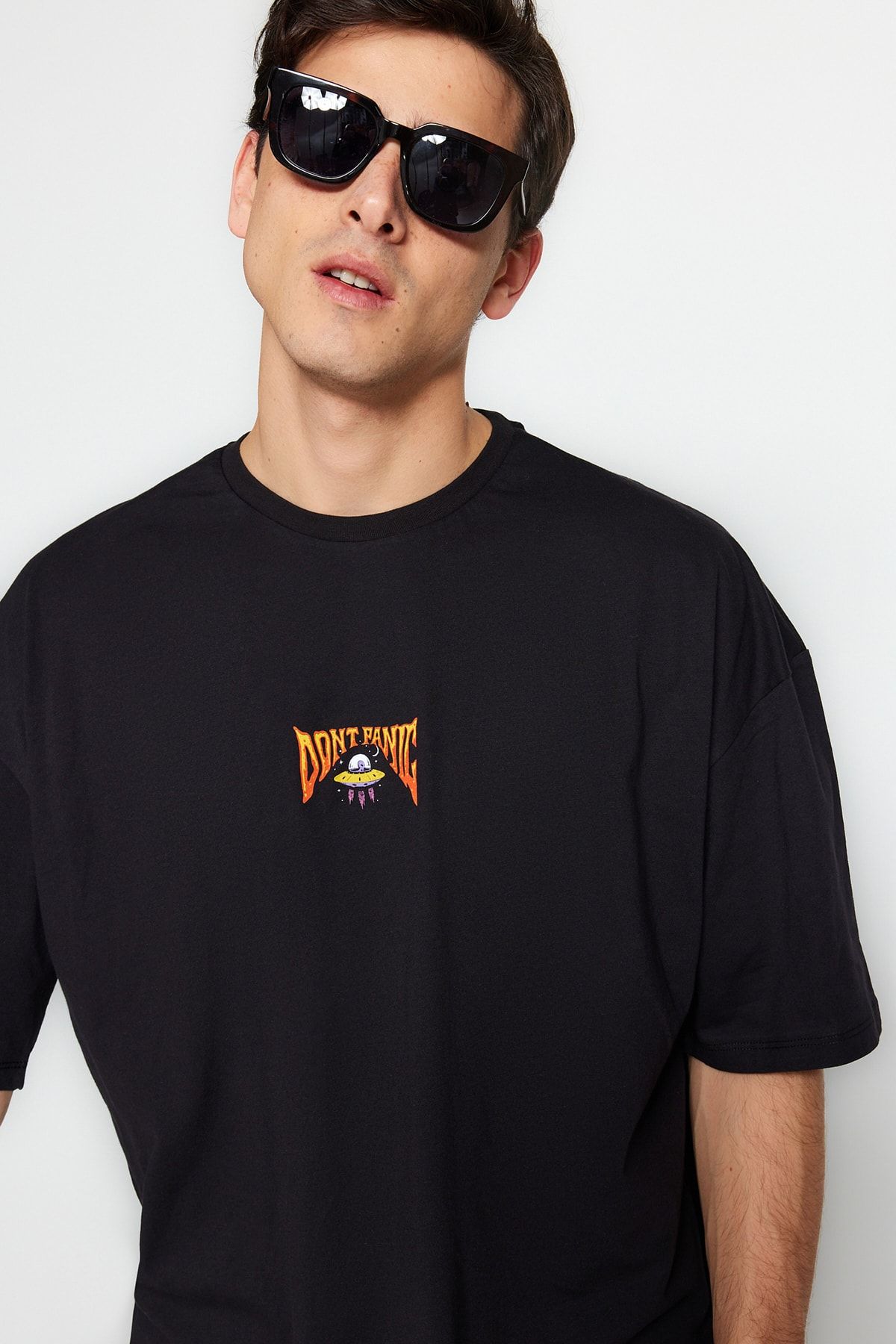 TRENDYOL MAN Siyah  Oversize/Geniş Kesim Kısa Kol Uzay Baskılı %100 Pamuk T-Shirt TMNSS23TS00120