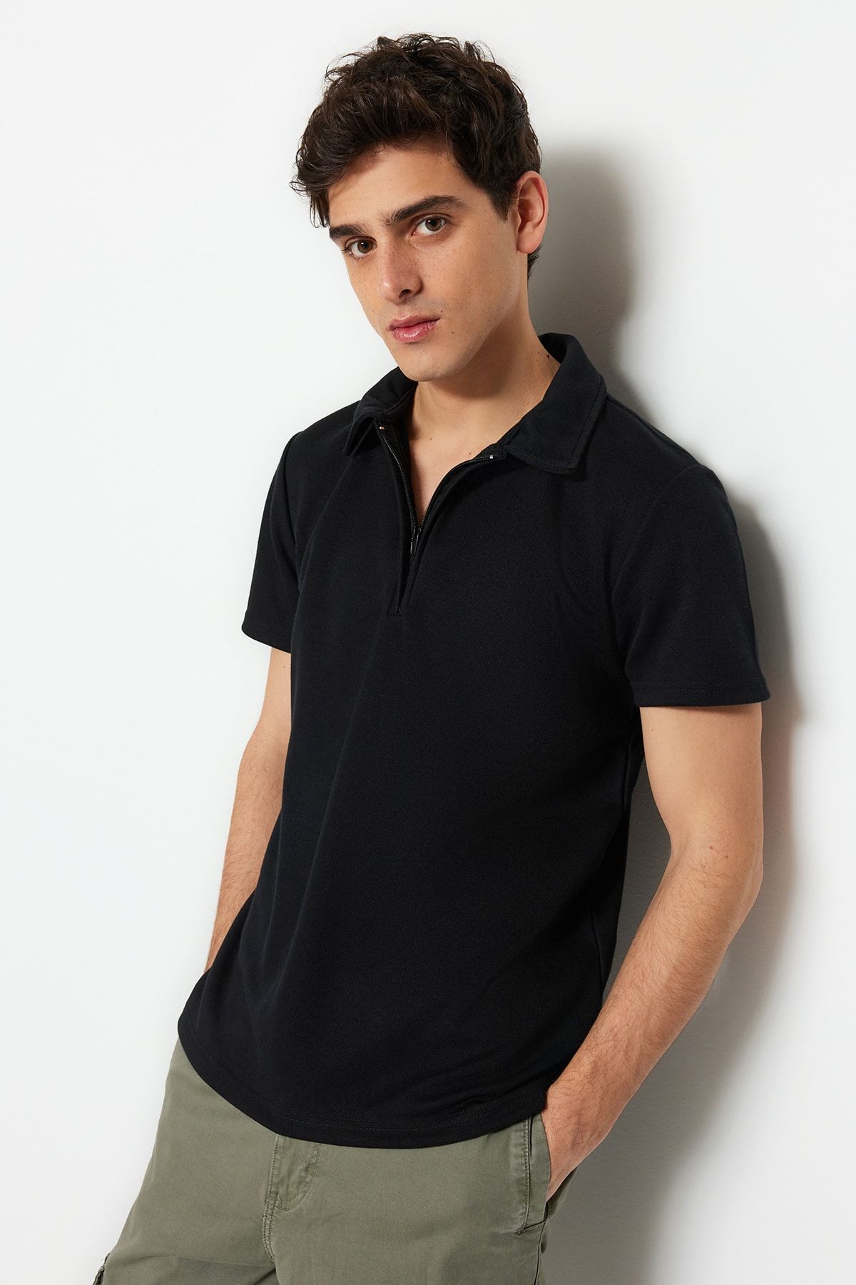 TRENDYOL MAN Limited Edition Siyah  Regular/Normal Kesim Pike Fermuarlı Polo Yaka T-shirt TMNSS23PO00019