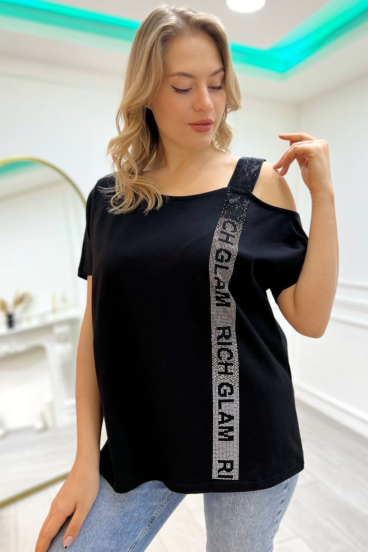 RICH GLAM Bol Kesim Büyük Beden Tek Omzu Açık Crystal Taşlı Kadın Kısa Kol Pamuk Siyah T-shirt