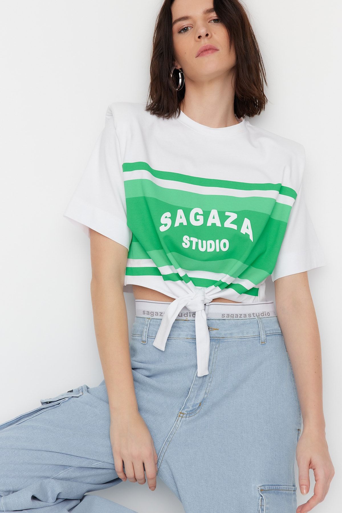 TRENDYOLMİLLA X Sagaza Studio Ekru Bağlama Detaylı Baskılı T-Shirt TCLSS23TS00002