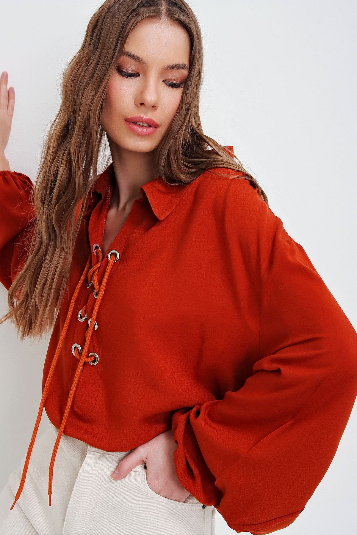 Trend Alaçatı Stili Kadın Kiremit Balon Kollu Yakası Bağcıklı Oversize Dokuma Viscon Bluz ALC-X5941