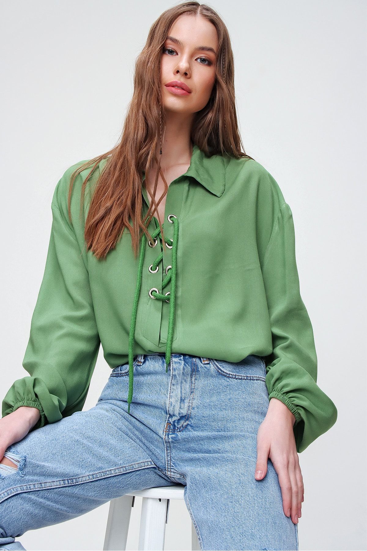 Trend Alaçatı Stili Kadın Yeşil Balon Kollu Yakası Bağcıklı Oversize Dokuma Viscon Bluz ALC-X5941