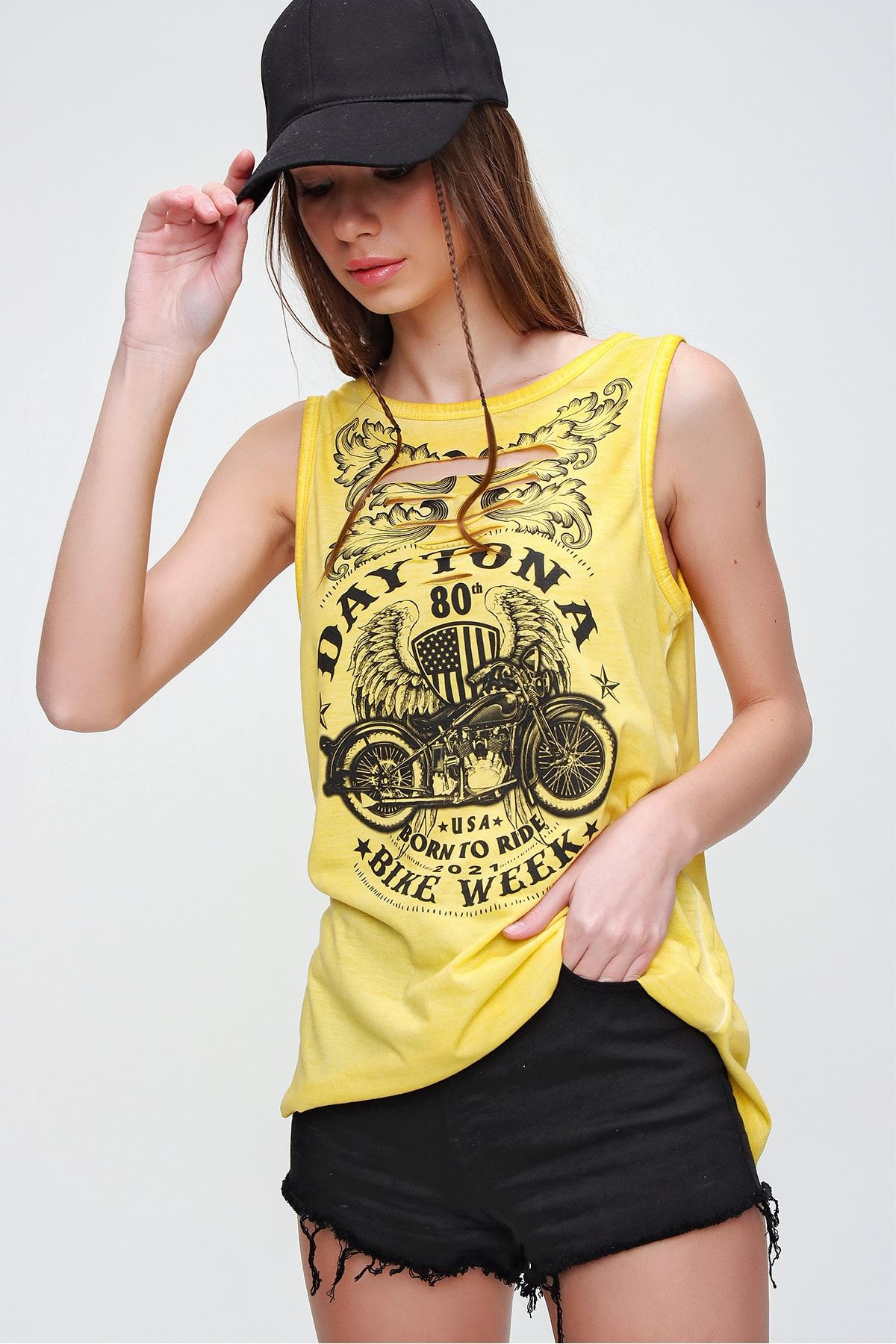 Trend Alaçatı Stili Kadın Sarı Lazer Kesimli Baskılı Yağ Yıkamalı T-Shirt MDA-1114