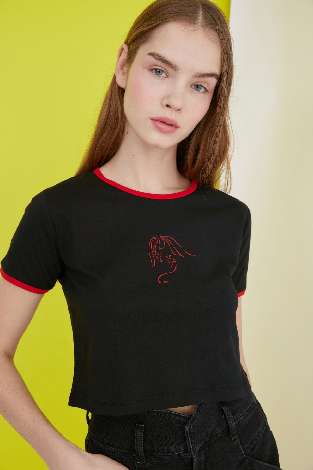 TRENDYOLMİLLA Siyah Baskılı Crop Örme T-Shirt TWOSS21TS0882
