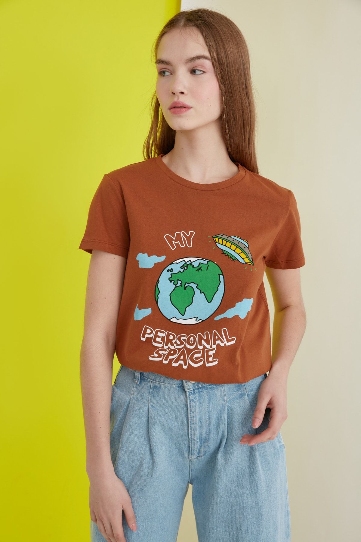 TRENDYOLMİLLA Camel Baskılı Basic Örme T-Shirt TWOSS21TS0301