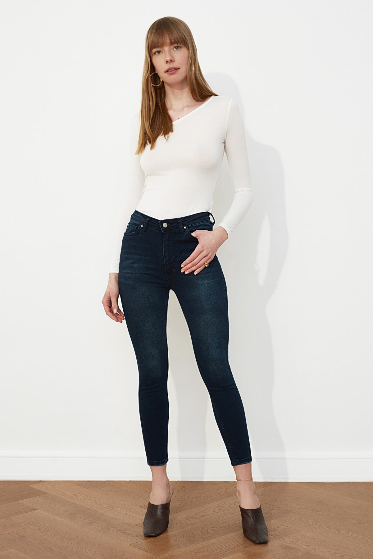 TRENDYOLMİLLA Lacivert Normal Bel Skinny Jeans TWOSS21JE0012