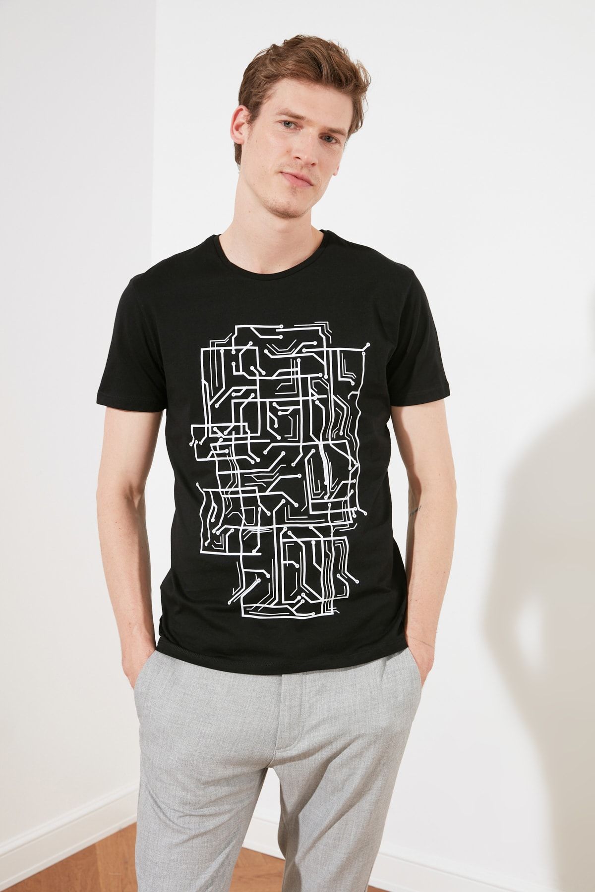 TRENDYOL MAN Siyah  Slim/Dar Kesim Baskılı %100 Pamuk Baskılı T-Shirt TMNSS20TS0088