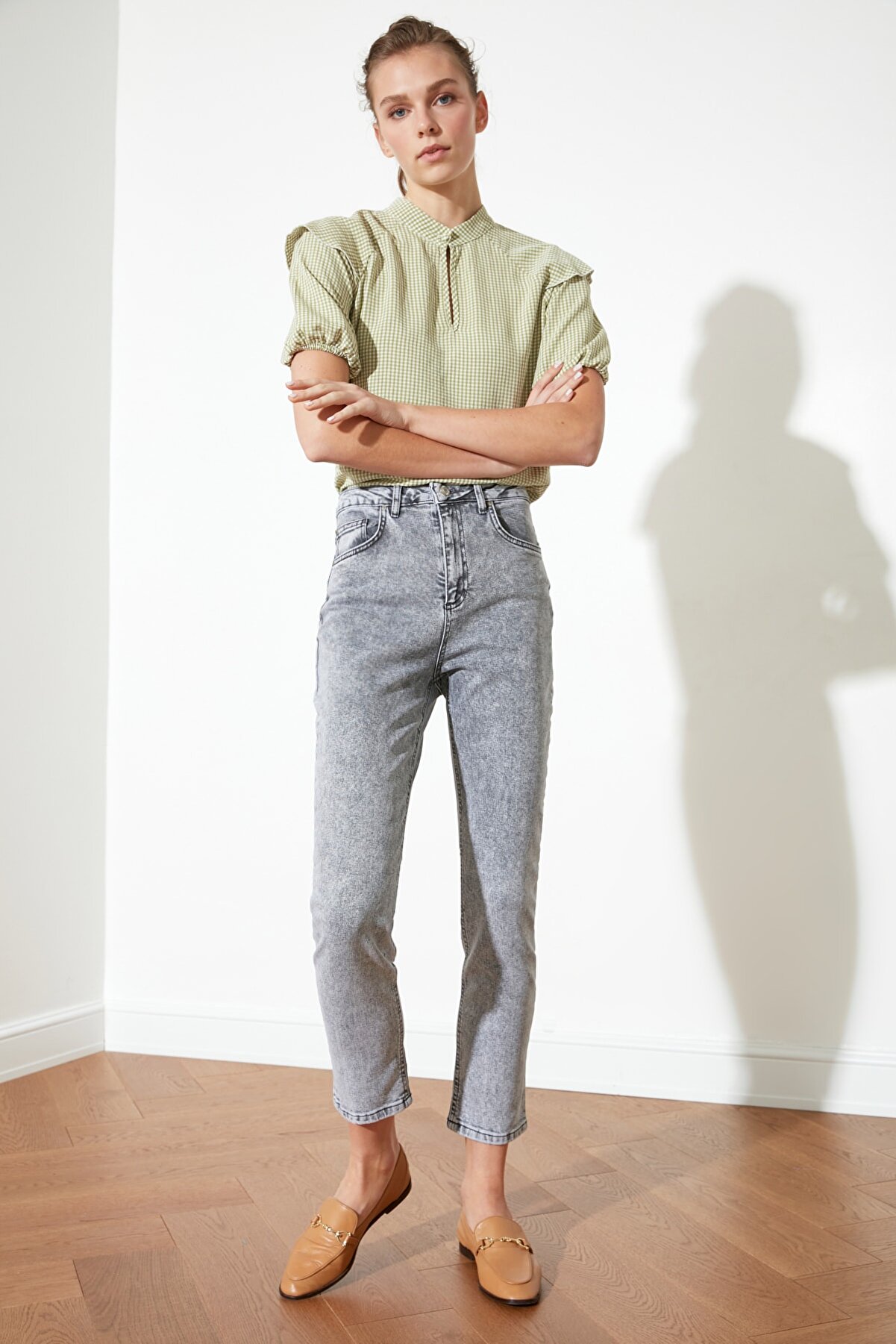 TRENDYOLMİLLA Gri Yüksek Bel Yıkama Efektli Slim Fit Jeans TWOSS21JE0018