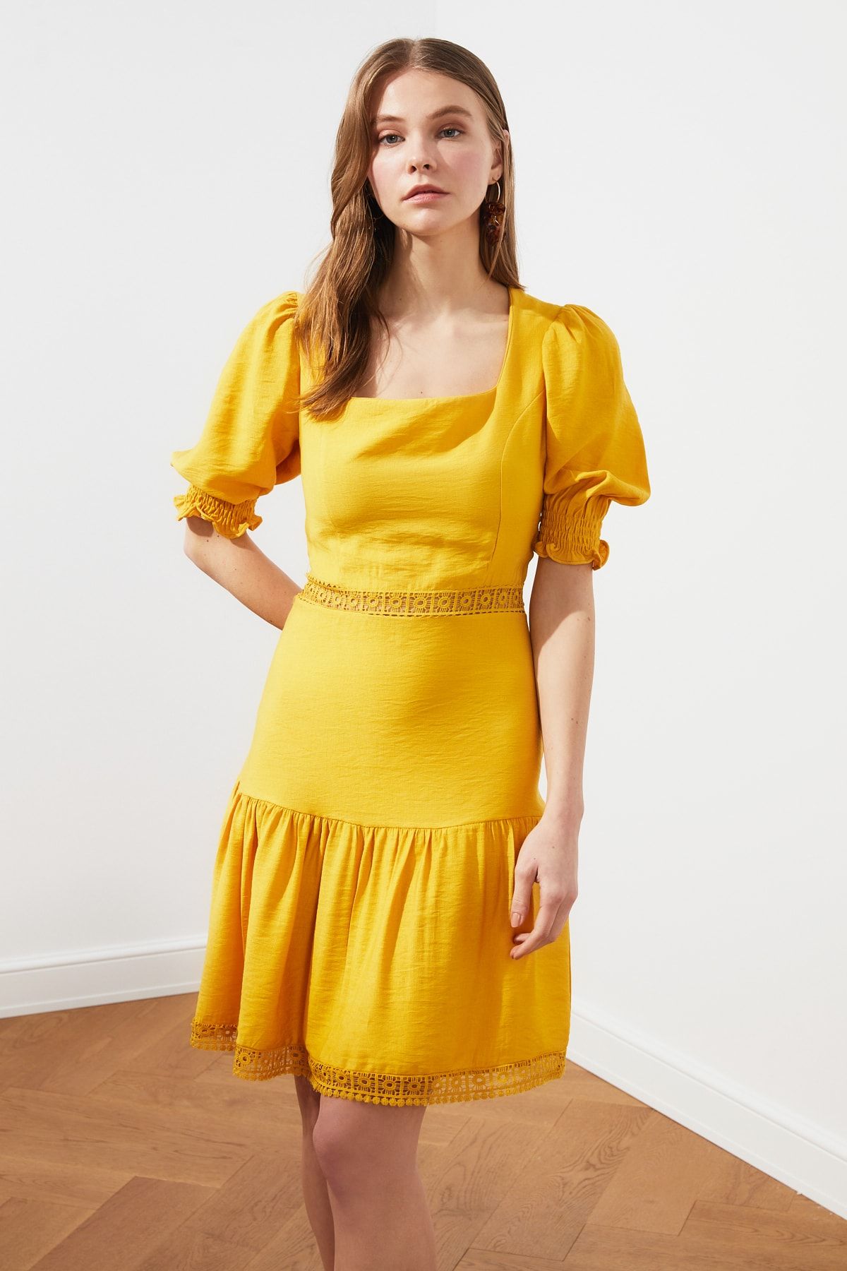 TRENDYOLMİLLA Sarı Dantel Detaylı Elbise TWOSS21EL1537