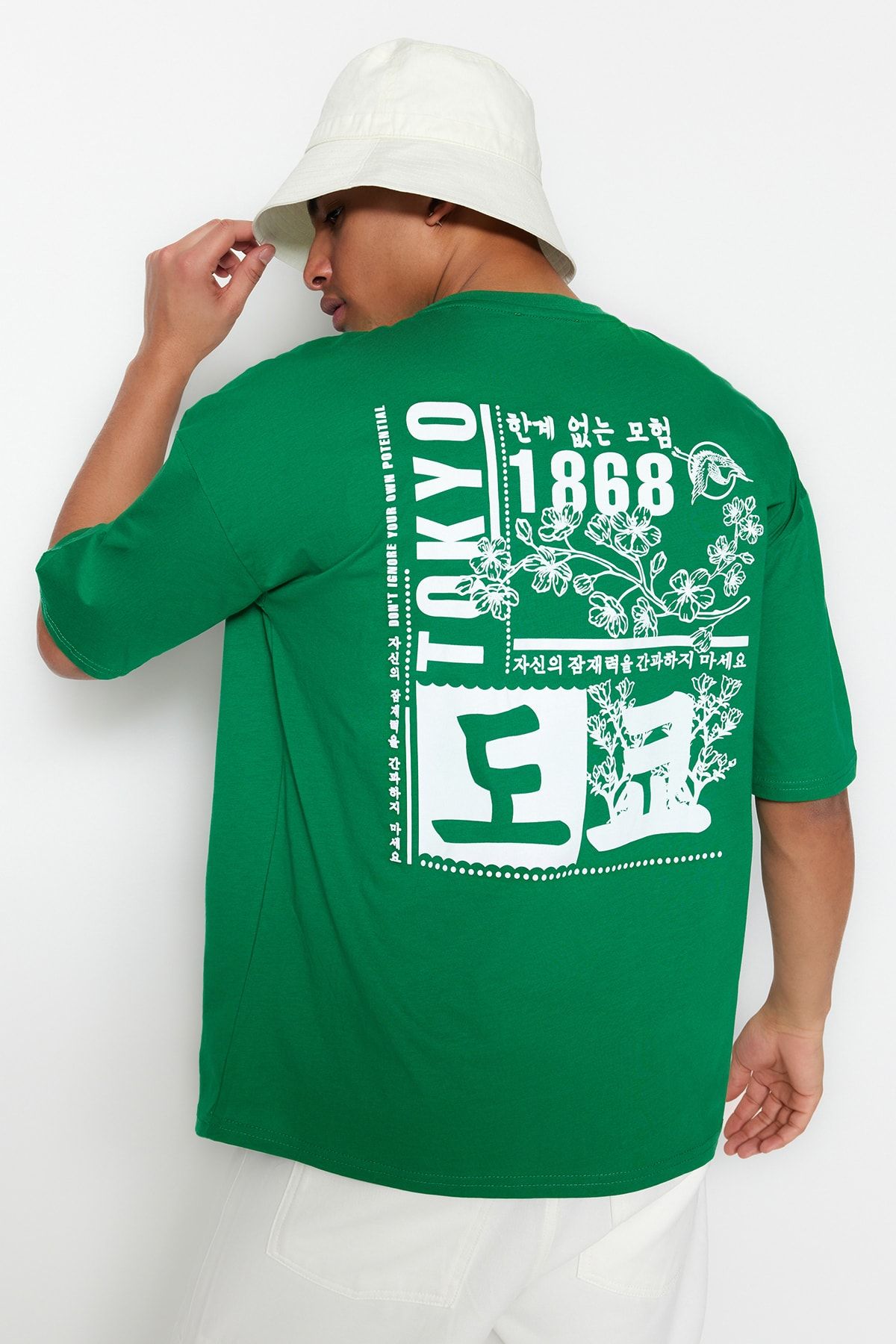 TRENDYOL MAN Yeşil  Oversize/Geniş Kesim Uzak Doğu Baskılı Kısa Kol %100 Pamuklu T-Shirt TMNSS23TS00170