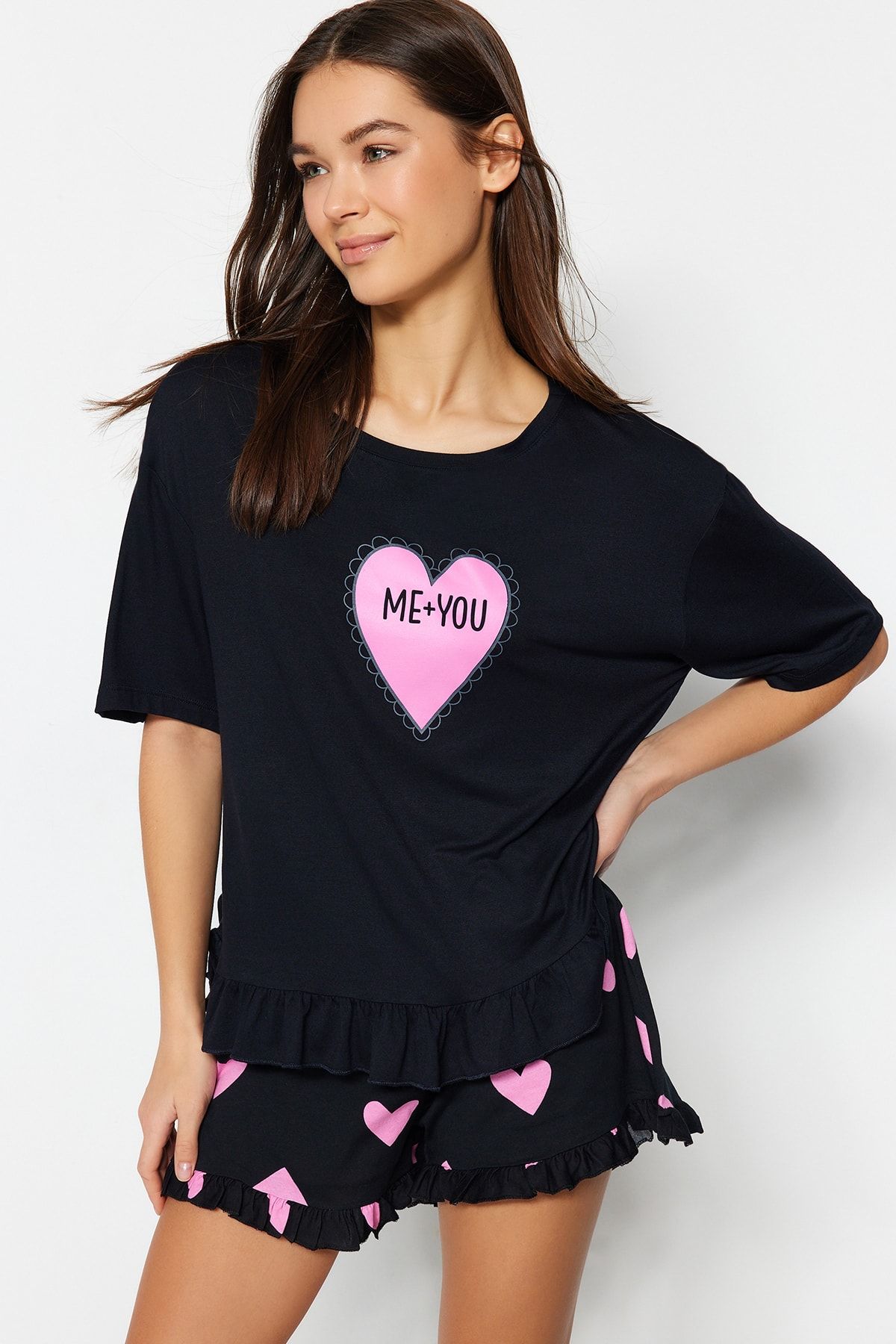 TRENDYOLMİLLA Siyah 100% Pamuk Kalp Desenli Fırfır Detaylı T-şhirt-Şort Örme Pijama Takımı THMSS21PT0467