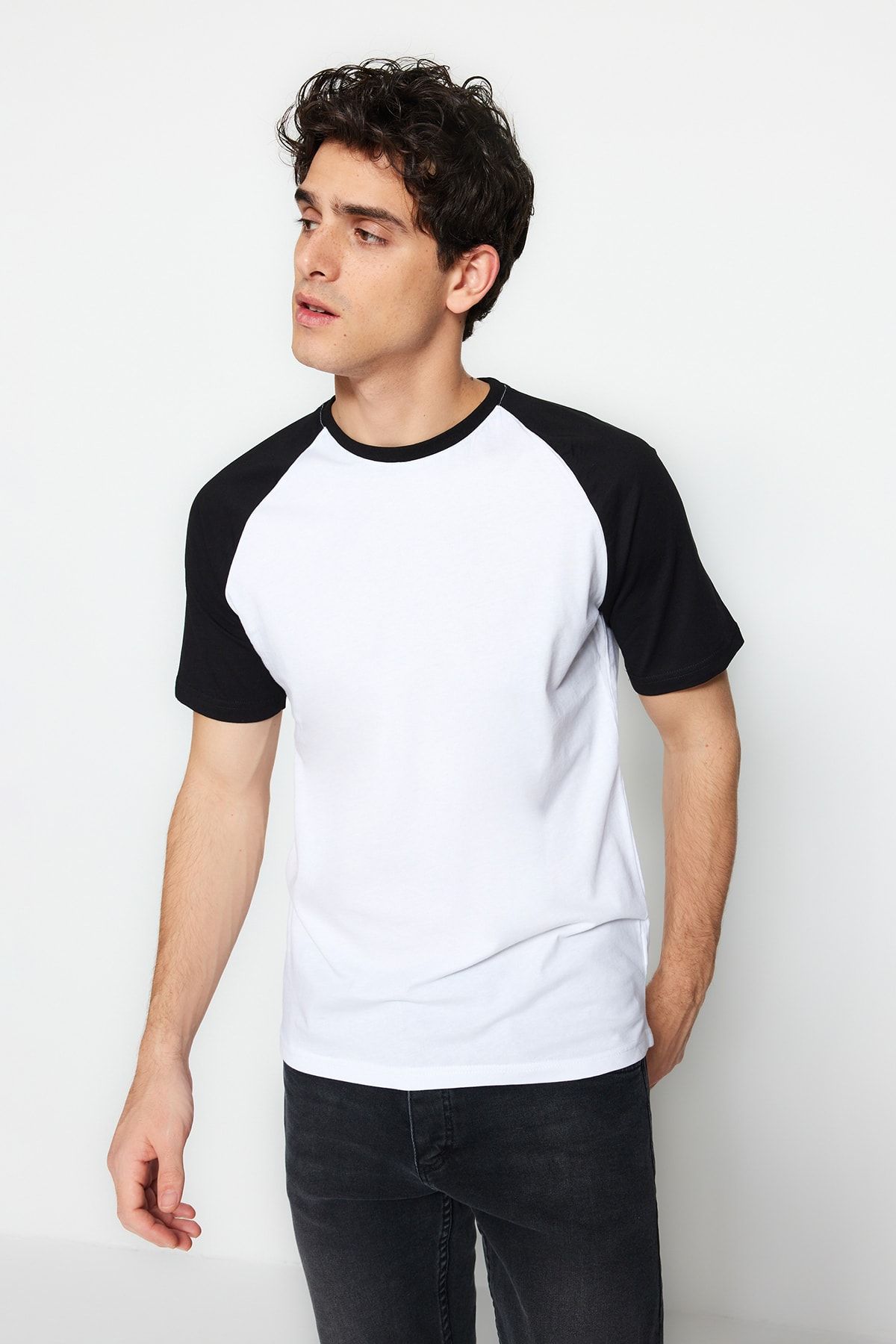 TRENDYOL MAN Beyaz  Regular/Normal Kesim Siyah Kol Panelli %100 Pamuk Kısa Kol T-Shirt TMNSS20TS0182